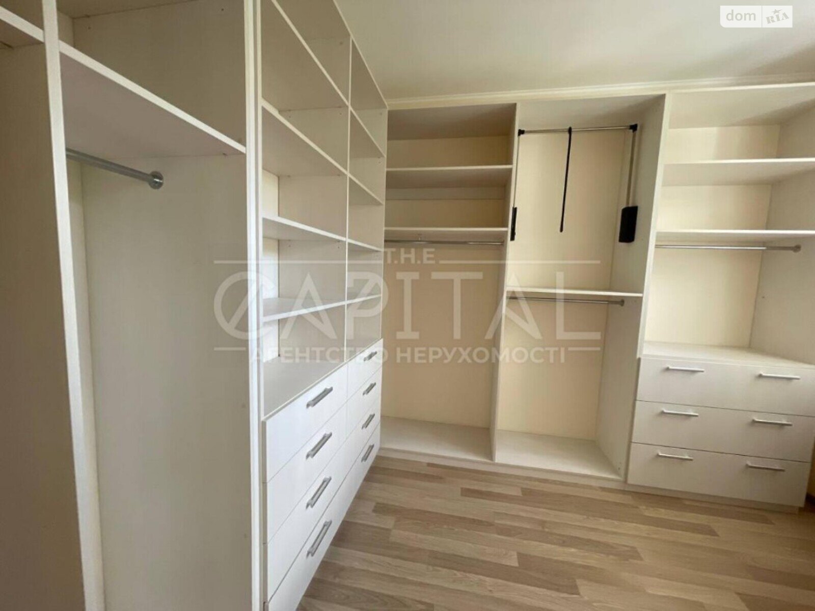 трехэтажный дом, 230 кв. м, кирпич. Продажа в Козине фото 1