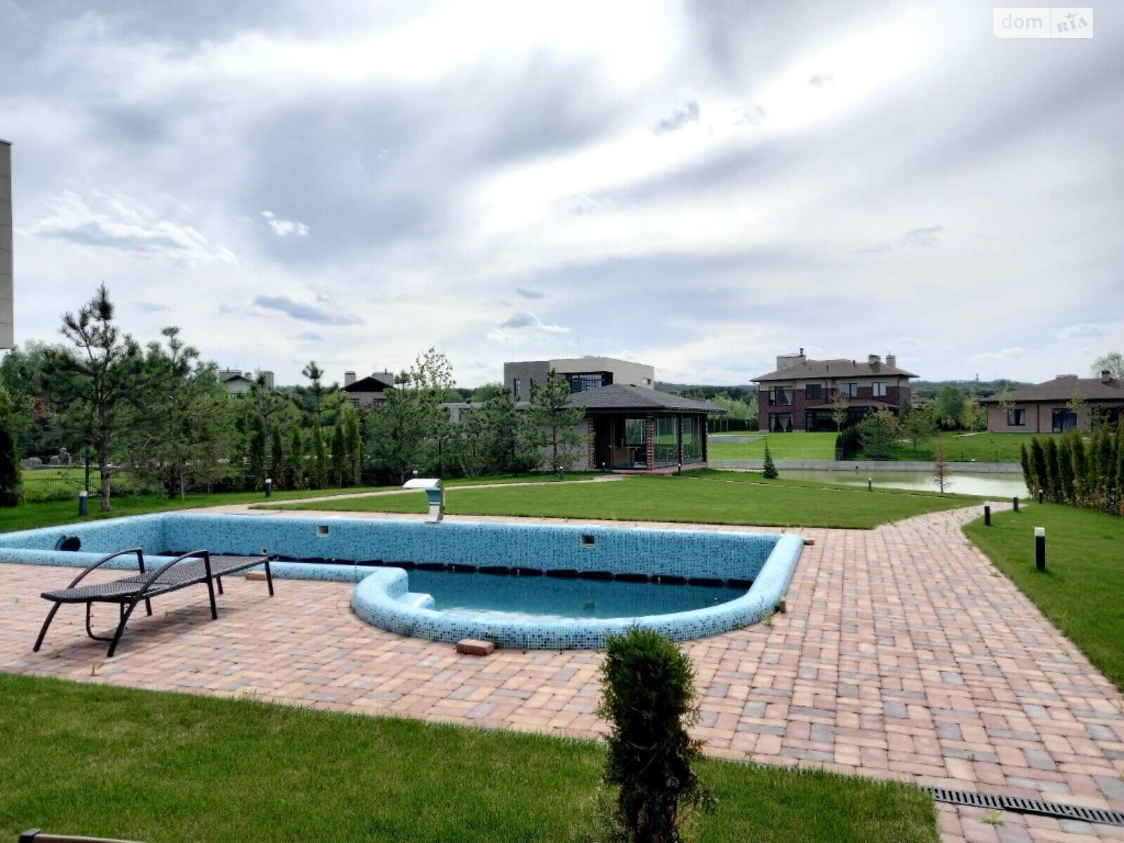 двоповерховий будинок з ремонтом, 550 кв. м, цегла. Продаж у Романкові фото 1