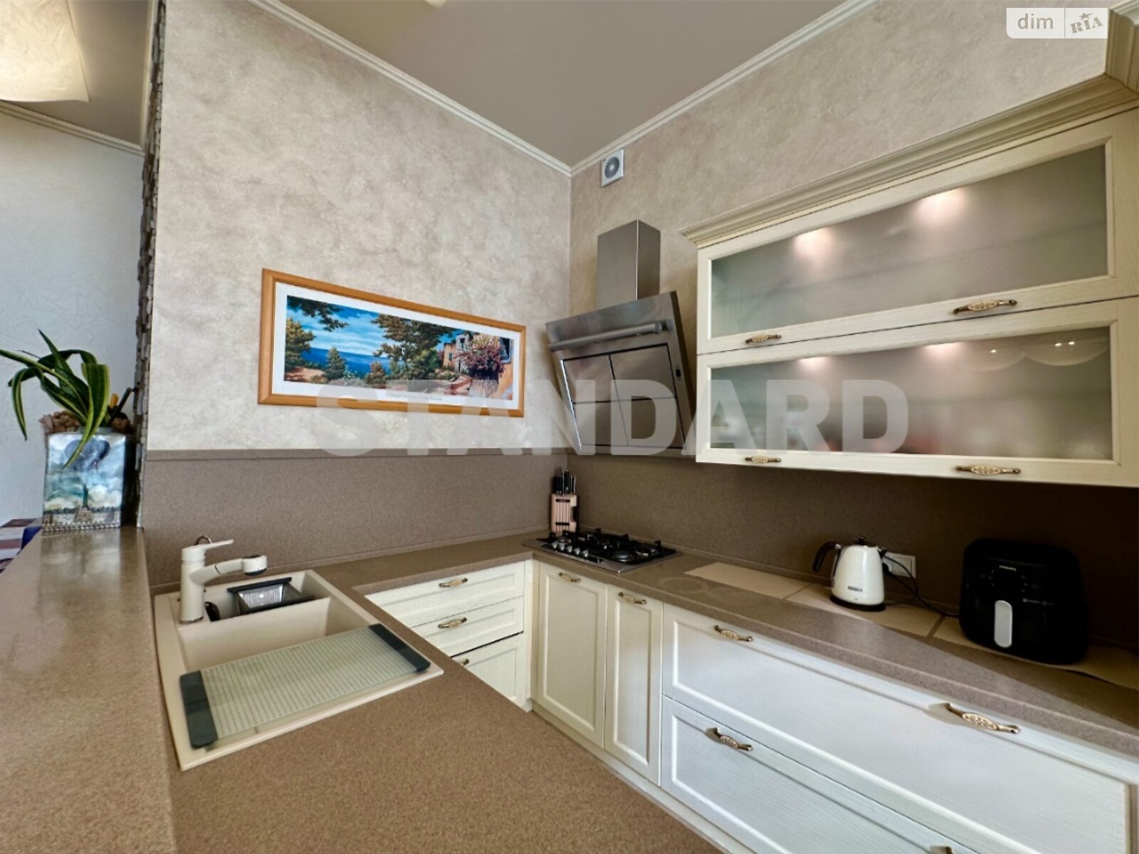 трехэтажный дом с ремонтом, 286.7 кв. м, кирпич. Продажа в Одессе район Большой Фонтан фото 1 трехэтажный дом с ремонтом, 286.7 кв. м, кирпич. Продажа в Одессе район Большой Фонтан фото 1