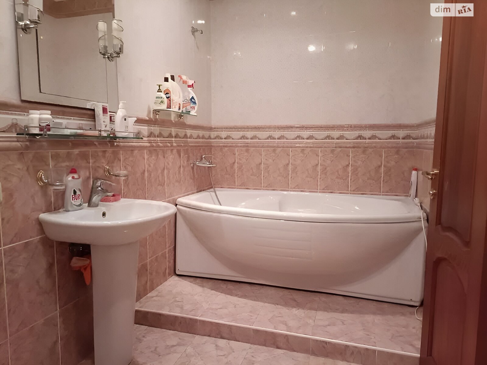 трехэтажный дом с гаражом, 336 кв. м, кирпич. Продажа в Одессе район Чубаевка фото 1 трехэтажный дом с гаражом, 336 кв. м, кирпич. Продажа в Одессе район Чубаевка фото 1