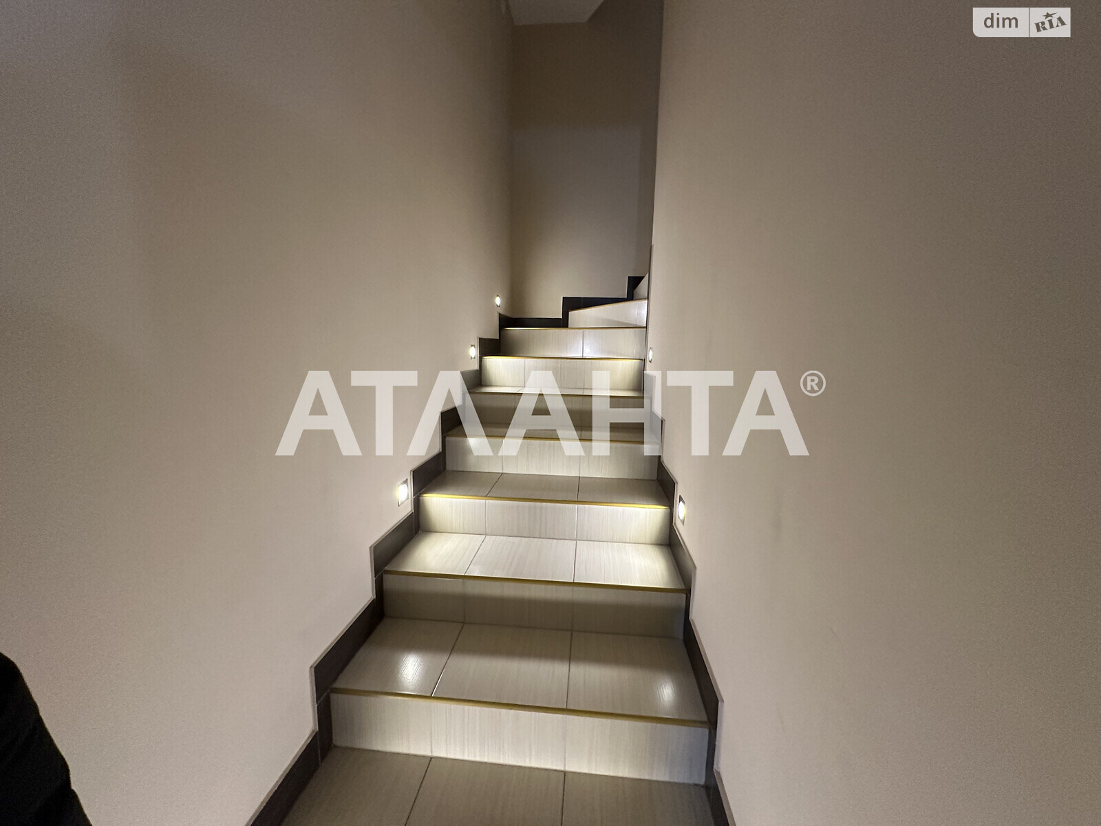 триповерховий будинок з гаражем, 275 кв. м, газобетон. Продаж в Одесі, район Дача Ковалевського фото 1 триповерховий будинок з гаражем, 275 кв. м, газобетон. Продаж в Одесі, район Дача Ковалевського фото 1