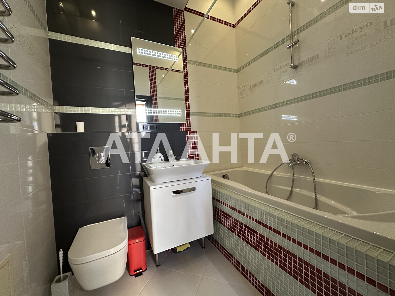 триповерховий будинок з гаражем, 275 кв. м, газобетон. Продаж в Одесі, район Дача Ковалевського фото 1 триповерховий будинок з гаражем, 275 кв. м, газобетон. Продаж в Одесі, район Дача Ковалевського фото 1