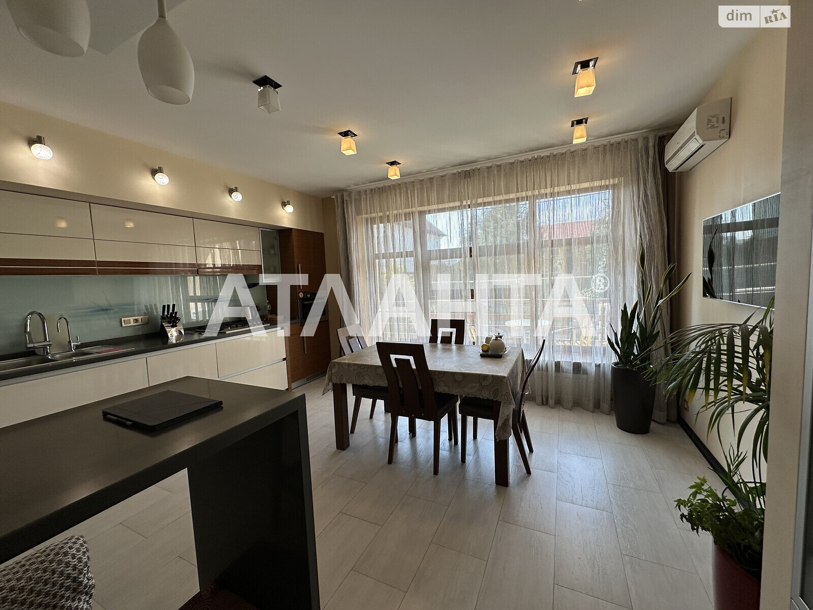 триповерховий будинок з гаражем, 275 кв. м, газобетон. Продаж в Одесі, район Дача Ковалевського фото 1 триповерховий будинок з гаражем, 275 кв. м, газобетон. Продаж в Одесі, район Дача Ковалевського фото 1