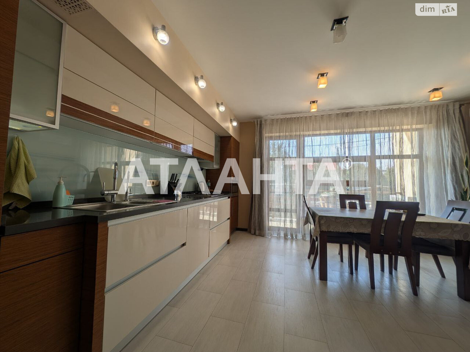триповерховий будинок з гаражем, 275 кв. м, газобетон. Продаж в Одесі, район Дача Ковалевського фото 1 триповерховий будинок з гаражем, 275 кв. м, газобетон. Продаж в Одесі, район Дача Ковалевського фото 1