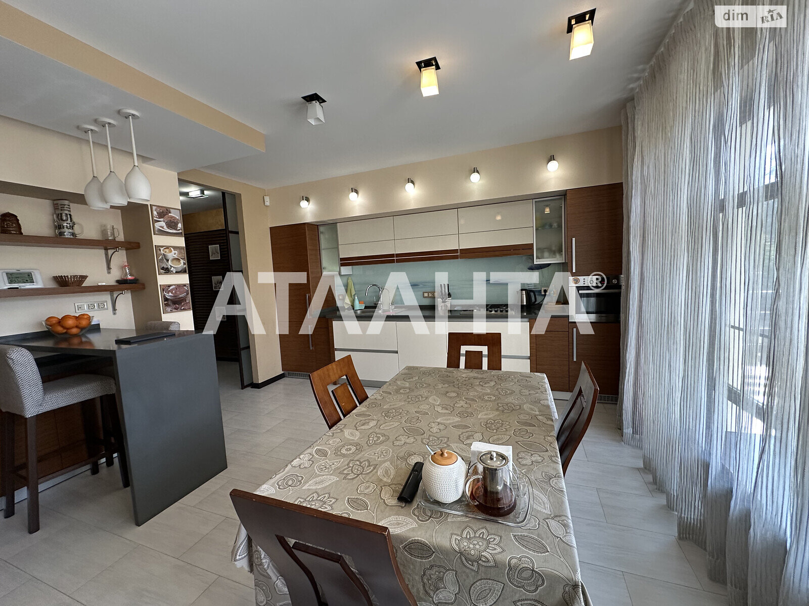 триповерховий будинок з гаражем, 275 кв. м, газобетон. Продаж в Одесі, район Дача Ковалевського фото 1 триповерховий будинок з гаражем, 275 кв. м, газобетон. Продаж в Одесі, район Дача Ковалевського фото 1