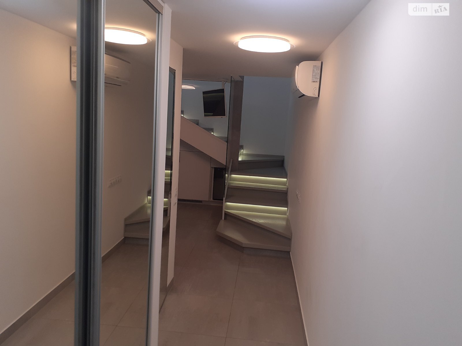 триповерховий будинок з гаражем, 480 кв. м, цегла. Продаж в Одесі, район Київський фото 1 триповерховий будинок з гаражем, 480 кв. м, цегла. Продаж в Одесі, район Київський фото 1