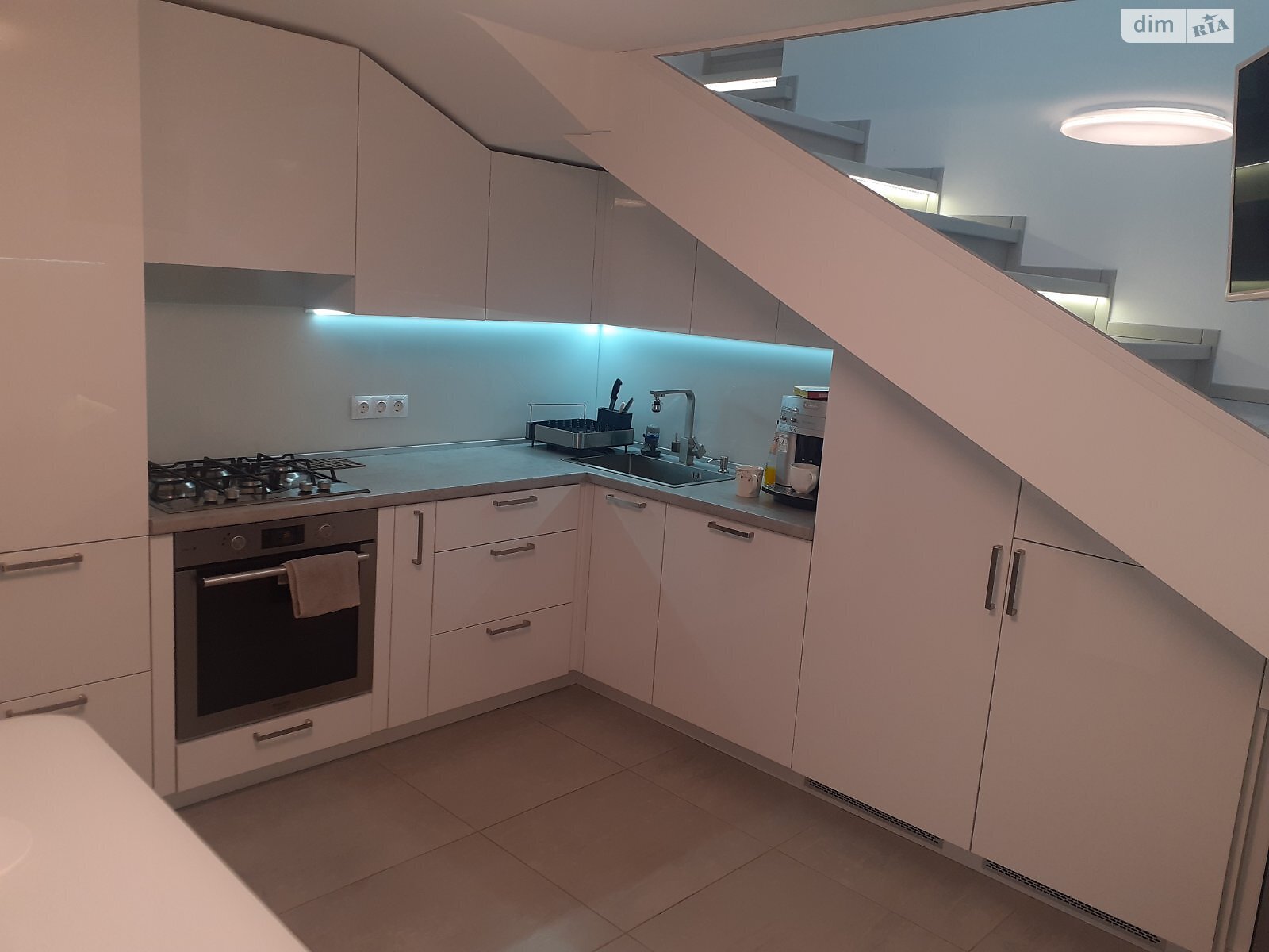 триповерховий будинок з гаражем, 480 кв. м, цегла. Продаж в Одесі, район Київський фото 1 триповерховий будинок з гаражем, 480 кв. м, цегла. Продаж в Одесі, район Київський фото 1
