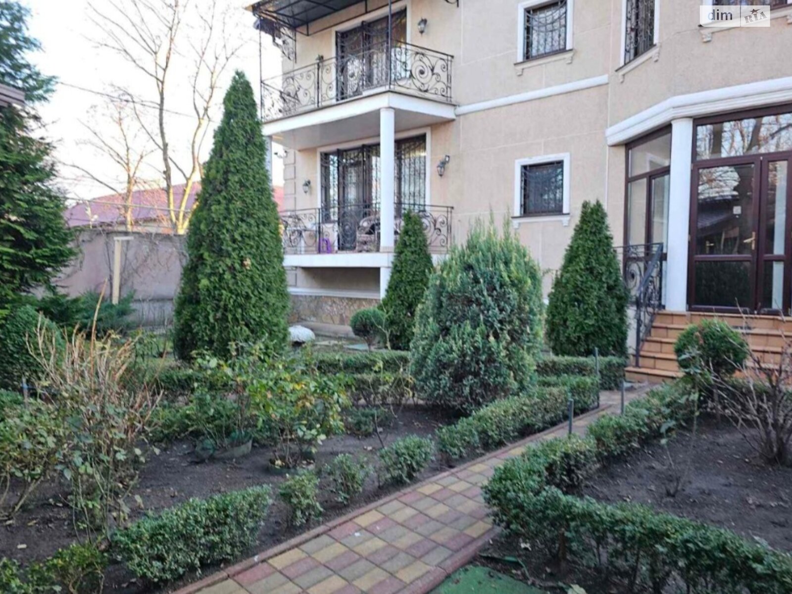 трехэтажный дом с мебелью, 400 кв. м, кирпич. Продажа в Одессе район Киевский фото 1 трехэтажный дом с мебелью, 400 кв. м, кирпич. Продажа в Одессе район Киевский фото 1