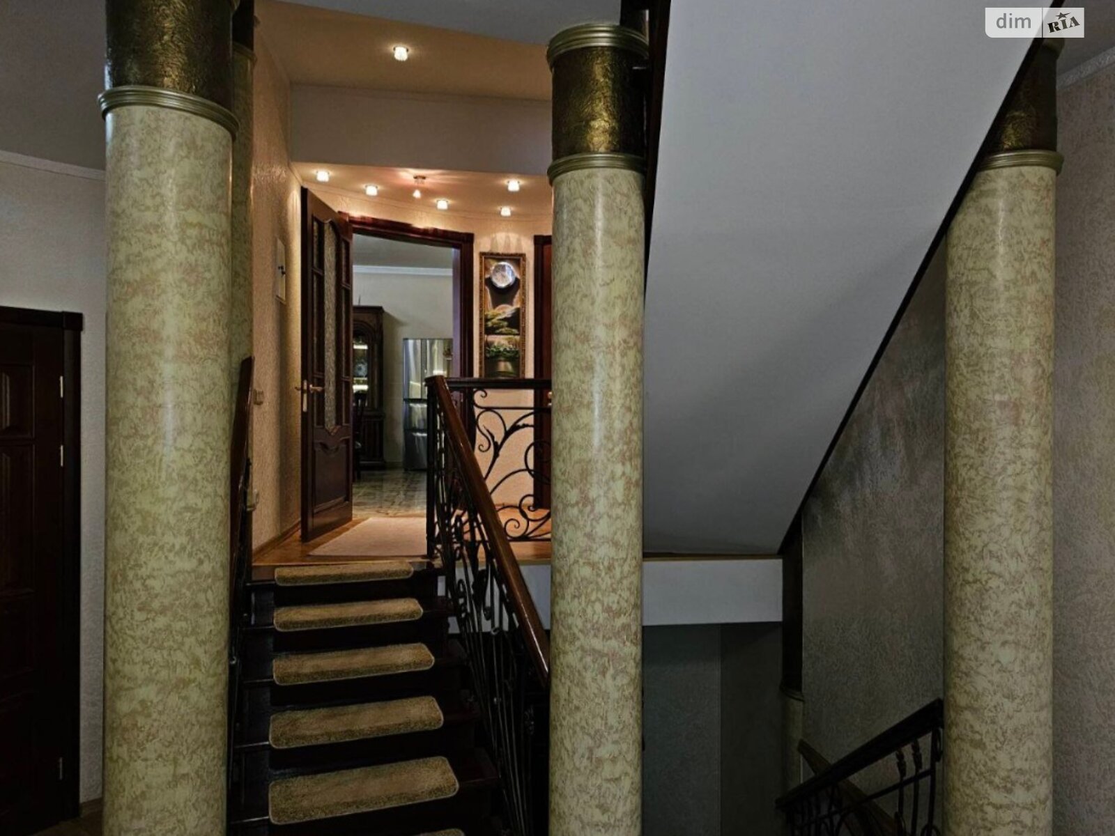 трехэтажный дом с мебелью, 400 кв. м, кирпич. Продажа в Одессе район Киевский фото 1 трехэтажный дом с мебелью, 400 кв. м, кирпич. Продажа в Одессе район Киевский фото 1