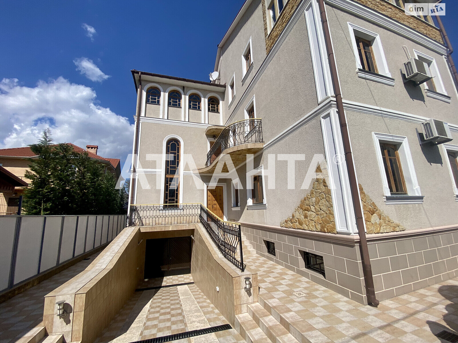 трехэтажный дом, 505 кв. м, ракушечник (ракушняк). Продажа в Одессе район Киевский фото 1 трехэтажный дом, 505 кв. м, ракушечник (ракушняк). Продажа в Одессе район Киевский фото 1