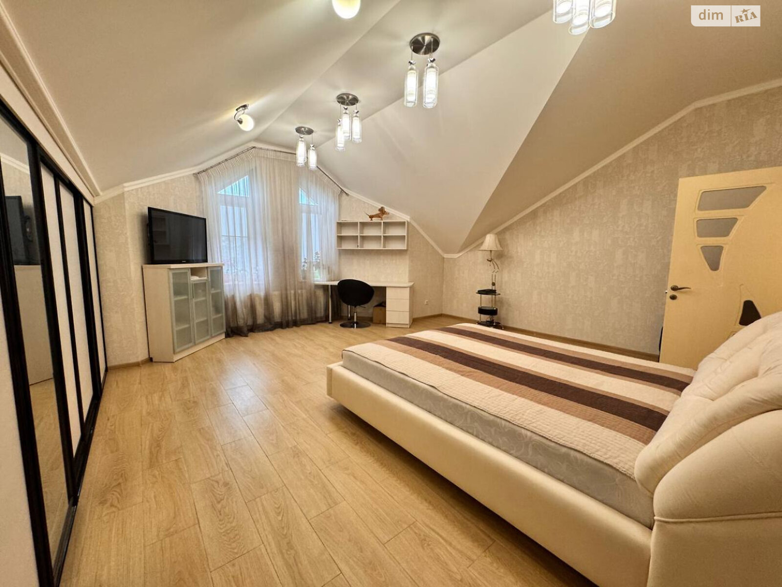 трехэтажный дом, 380 кв. м, ракушечник (ракушняк). Продажа в Одессе район Пересыпский фото 1 трехэтажный дом, 380 кв. м, ракушечник (ракушняк). Продажа в Одессе район Пересыпский фото 1