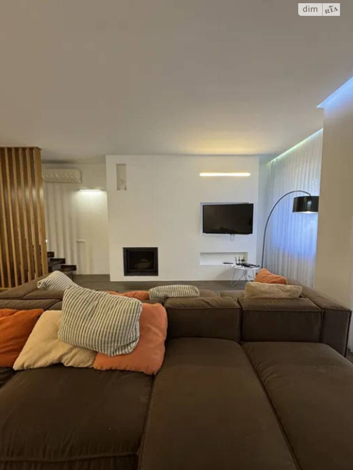 двухэтажный дом с гаражом, 240 кв. м, кирпич. Продажа в Одессе район Совиньон фото 1 двухэтажный дом с гаражом, 240 кв. м, кирпич. Продажа в Одессе район Совиньон фото 1