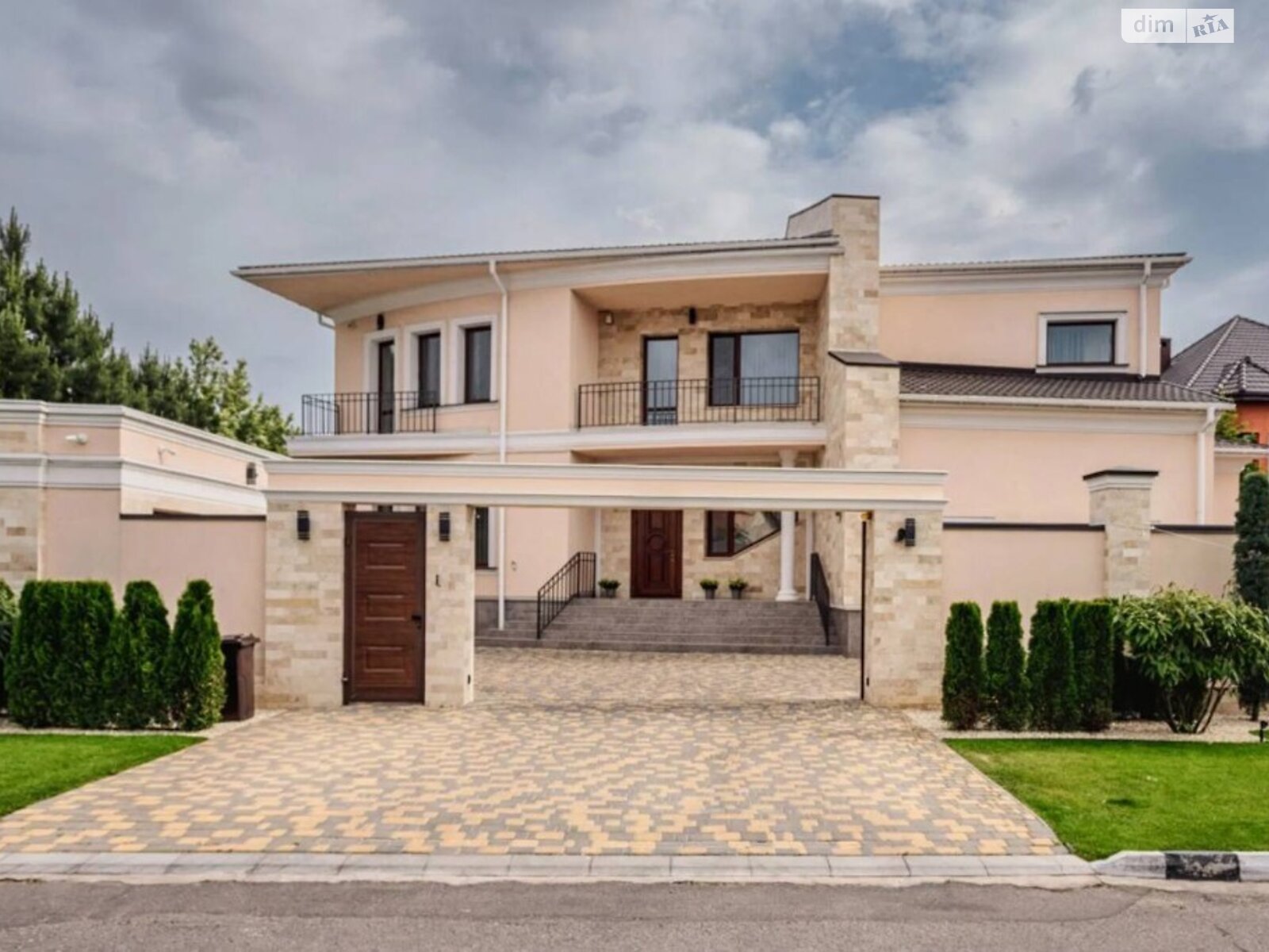 двоповерховий будинок з опаленням, 585 кв. м, цегла. Продаж в Одесі, район Совіньйон фото 1 двоповерховий будинок з опаленням, 585 кв. м, цегла. Продаж в Одесі, район Совіньйон фото 1