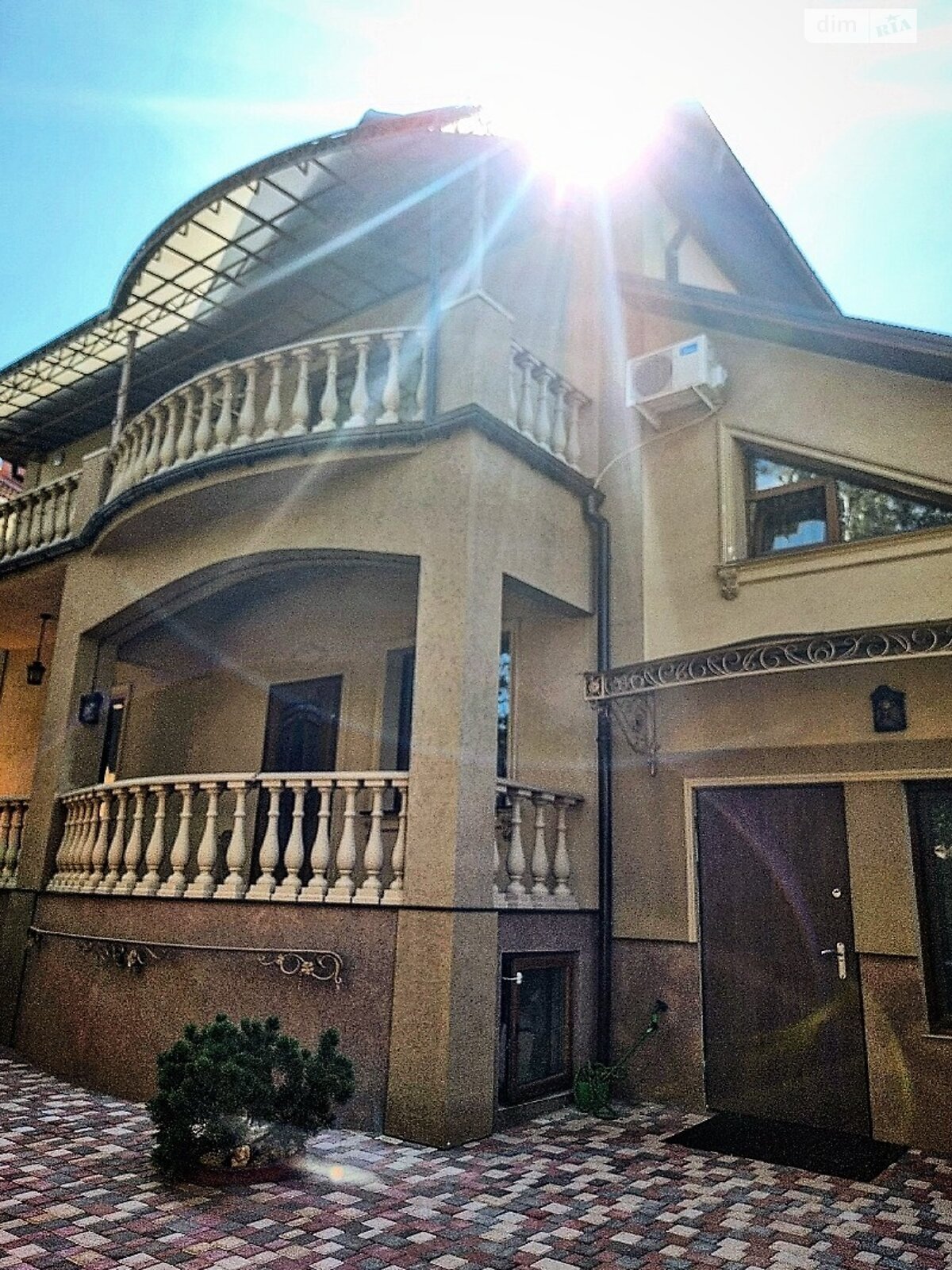 двоповерховий будинок з мансардою, 340 кв. м, ракушняк. Продаж в Одесі, район Совіньйон фото 1 двоповерховий будинок з мансардою, 340 кв. м, ракушняк. Продаж в Одесі, район Совіньйон фото 1