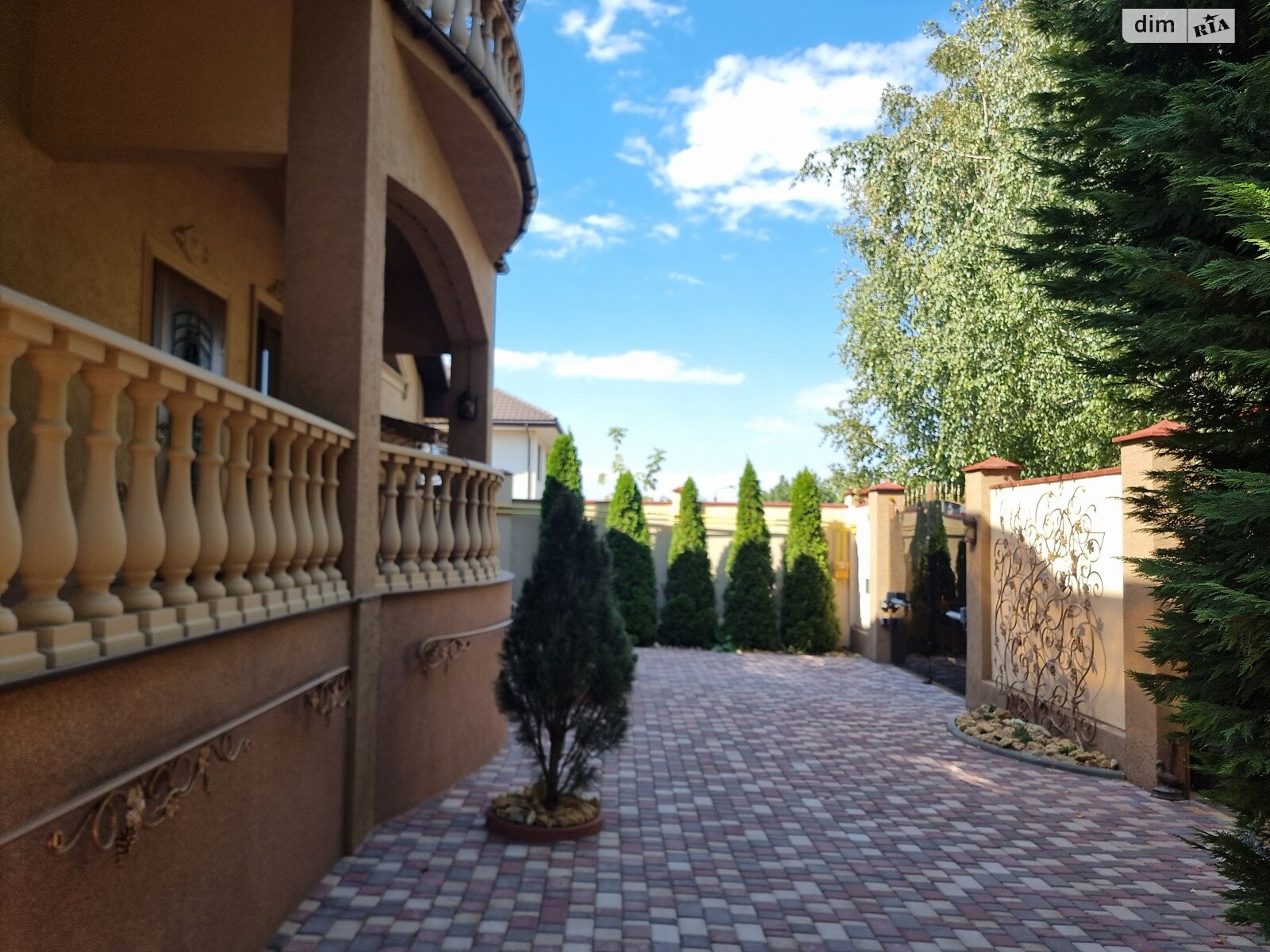 двоповерховий будинок з мансардою, 340 кв. м, ракушняк. Продаж в Одесі, район Совіньйон фото 1 двоповерховий будинок з мансардою, 340 кв. м, ракушняк. Продаж в Одесі, район Совіньйон фото 1