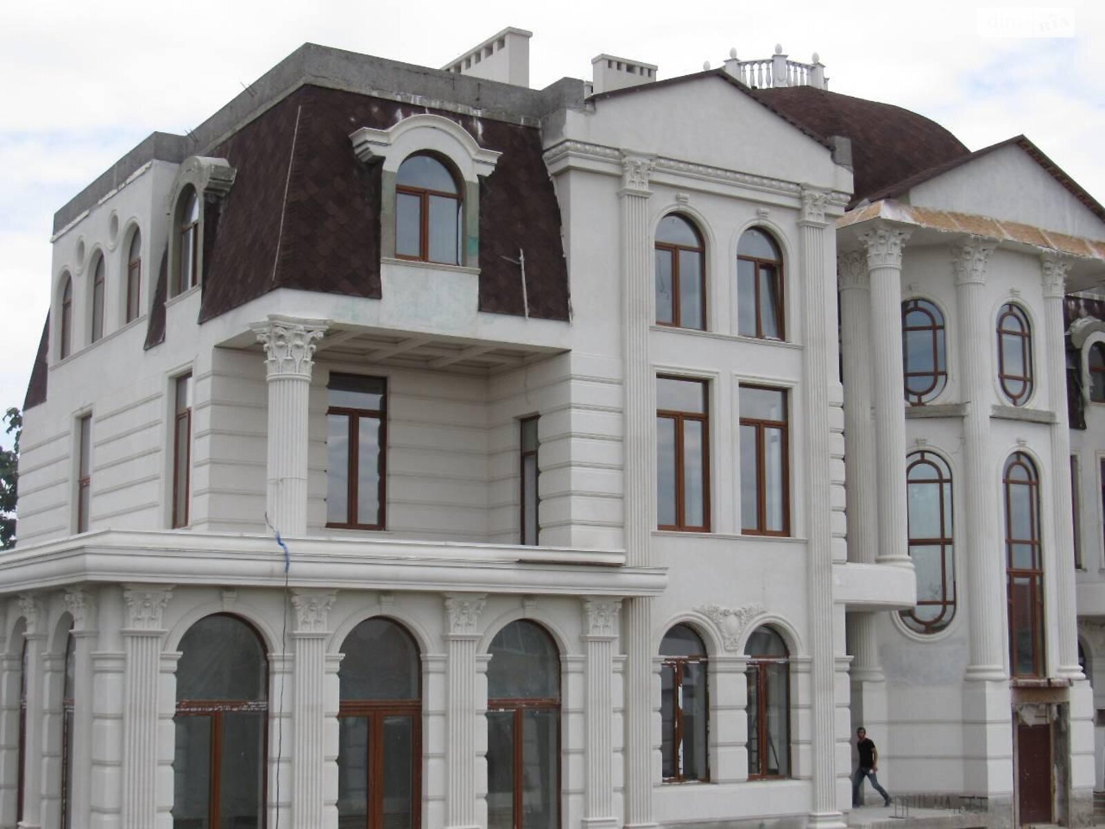 трехэтажный дом с гаражом, 2000 кв. м, кирпич. Продажа в Одессе район Совиньон фото 1 трехэтажный дом с гаражом, 2000 кв. м, кирпич. Продажа в Одессе район Совиньон фото 1