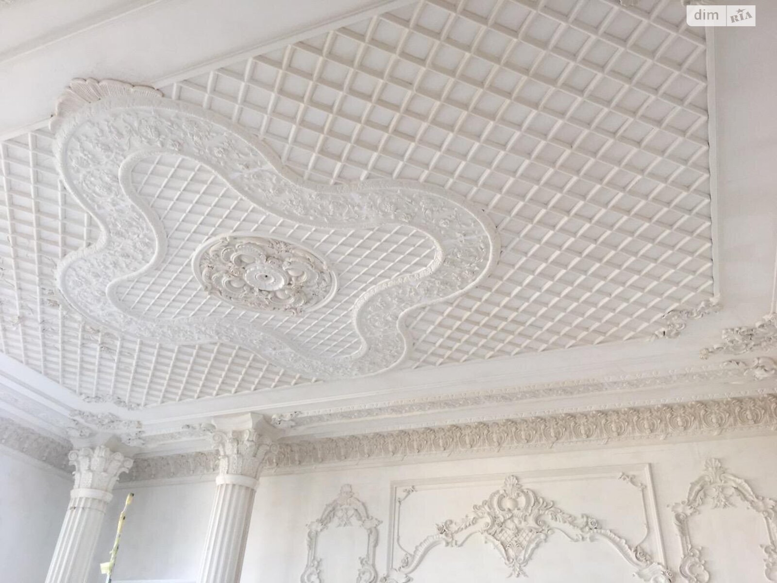 трехэтажный дом с гаражом, 2000 кв. м, кирпич. Продажа в Одессе район Совиньон фото 1 трехэтажный дом с гаражом, 2000 кв. м, кирпич. Продажа в Одессе район Совиньон фото 1