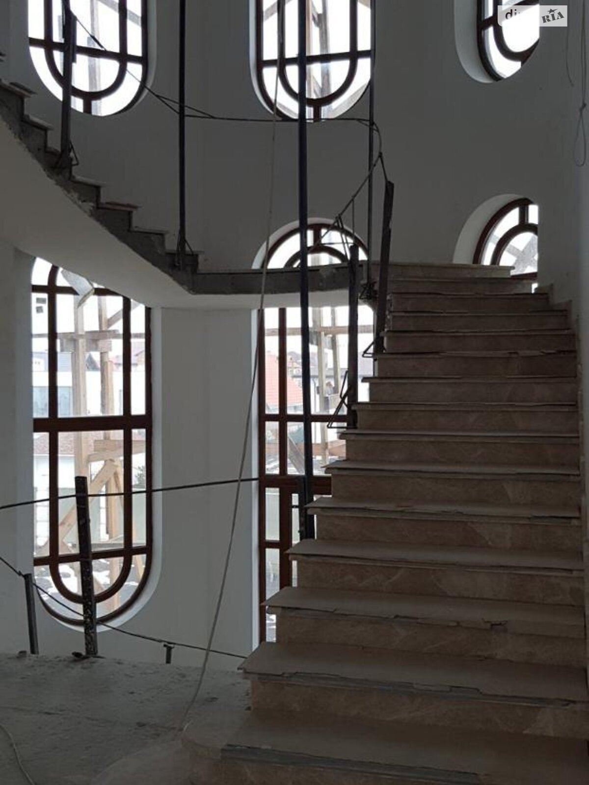 трехэтажный дом с гаражом, 2000 кв. м, кирпич. Продажа в Одессе район Совиньон фото 1 трехэтажный дом с гаражом, 2000 кв. м, кирпич. Продажа в Одессе район Совиньон фото 1