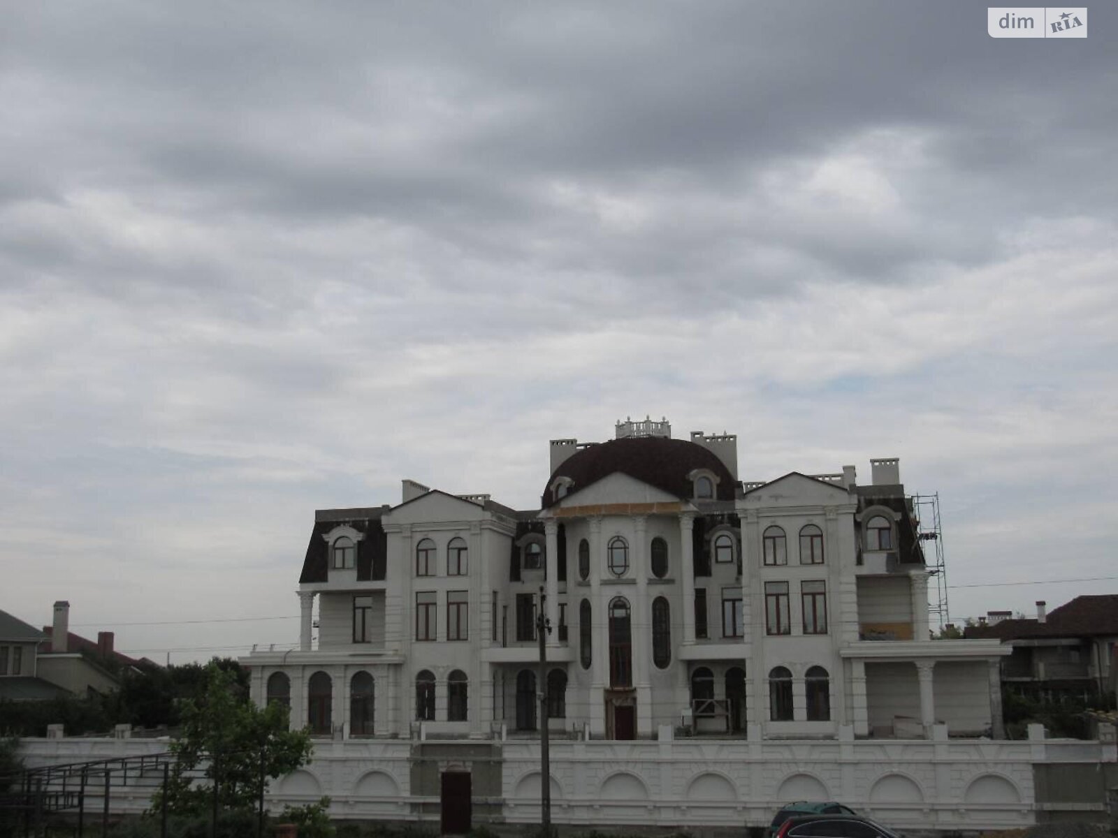 трехэтажный дом с гаражом, 2000 кв. м, кирпич. Продажа в Одессе район Совиньон фото 1 трехэтажный дом с гаражом, 2000 кв. м, кирпич. Продажа в Одессе район Совиньон фото 1