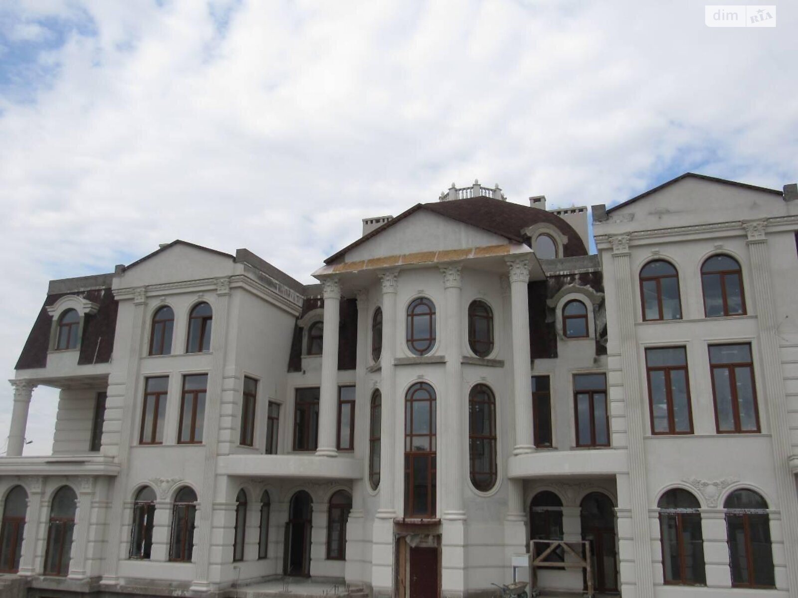 трехэтажный дом с гаражом, 2000 кв. м, кирпич. Продажа в Одессе район Совиньон фото 1 трехэтажный дом с гаражом, 2000 кв. м, кирпич. Продажа в Одессе район Совиньон фото 1