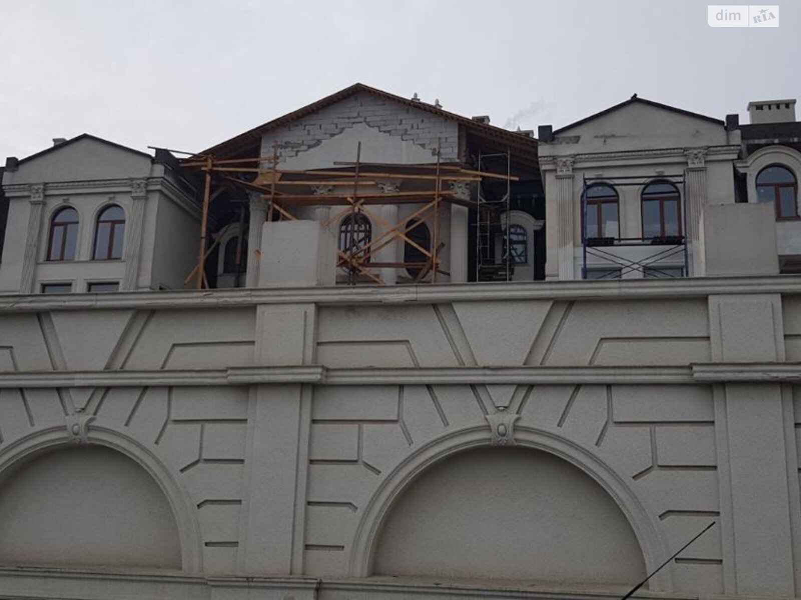 трехэтажный дом с гаражом, 2000 кв. м, кирпич. Продажа в Одессе район Совиньон фото 1 трехэтажный дом с гаражом, 2000 кв. м, кирпич. Продажа в Одессе район Совиньон фото 1