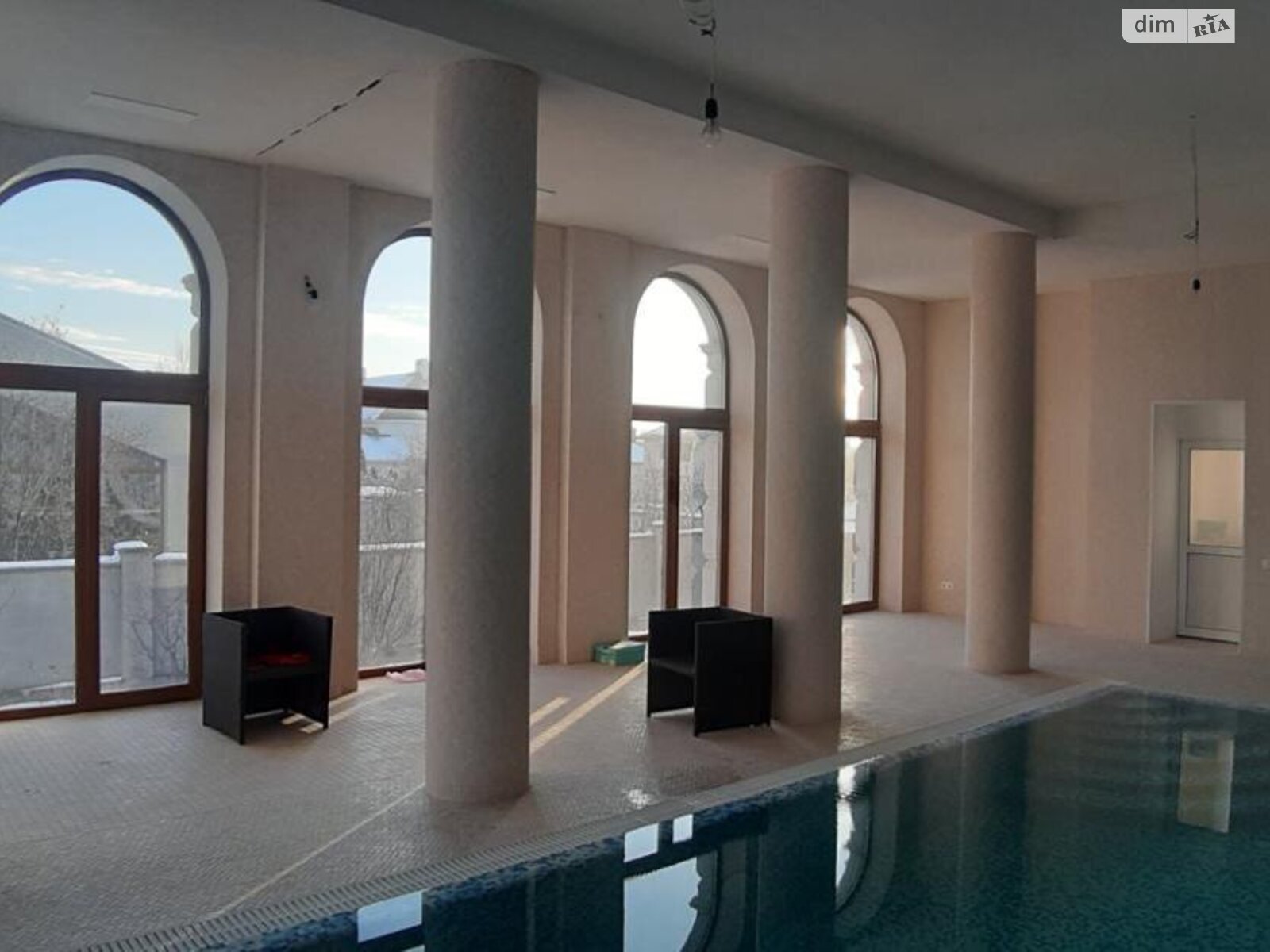 трехэтажный дом с гаражом, 2000 кв. м, кирпич. Продажа в Одессе район Совиньон фото 1 трехэтажный дом с гаражом, 2000 кв. м, кирпич. Продажа в Одессе район Совиньон фото 1