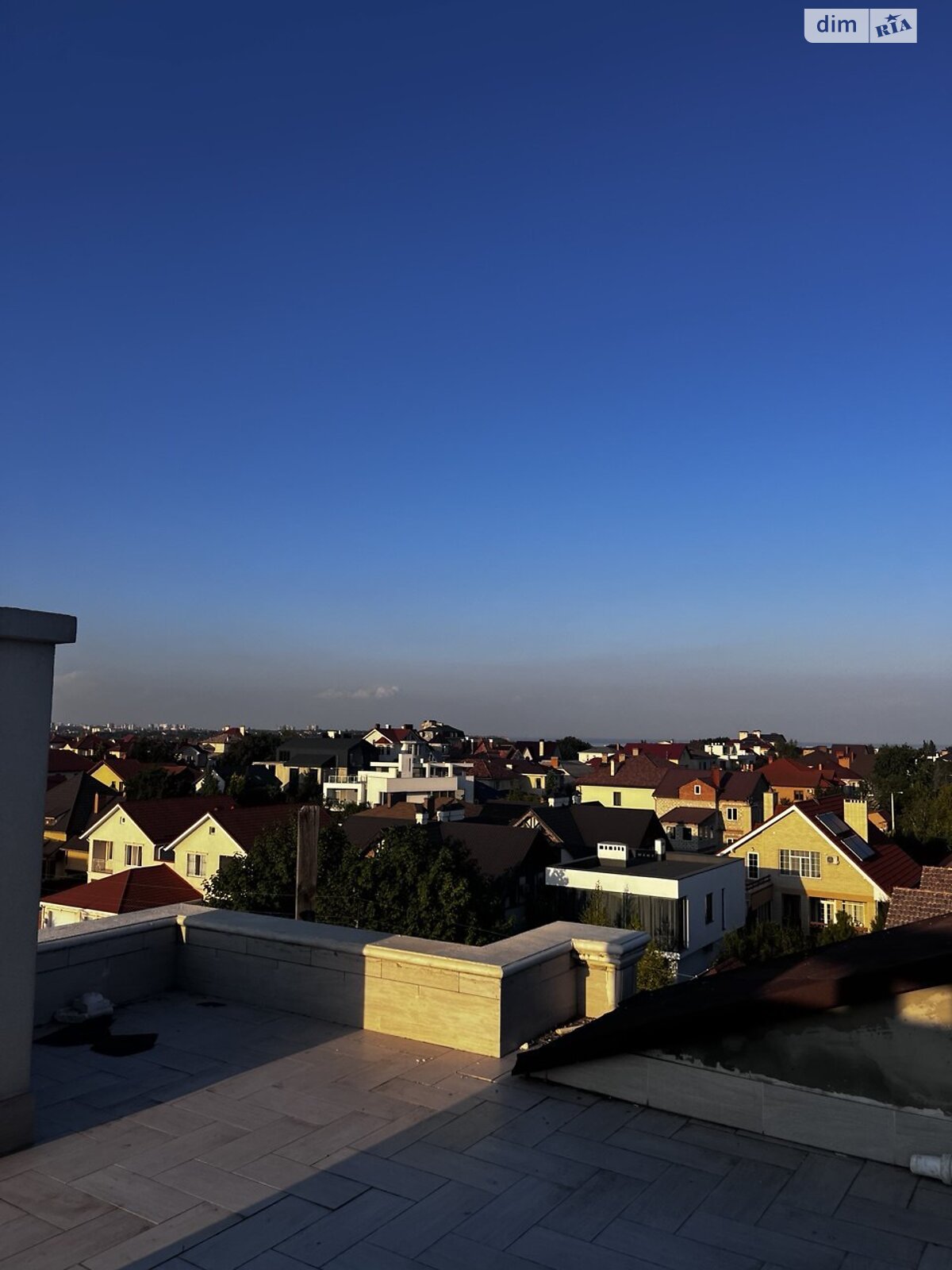 трехэтажный дом с гаражом, 2000 кв. м, кирпич. Продажа в Одессе район Совиньон фото 1 трехэтажный дом с гаражом, 2000 кв. м, кирпич. Продажа в Одессе район Совиньон фото 1