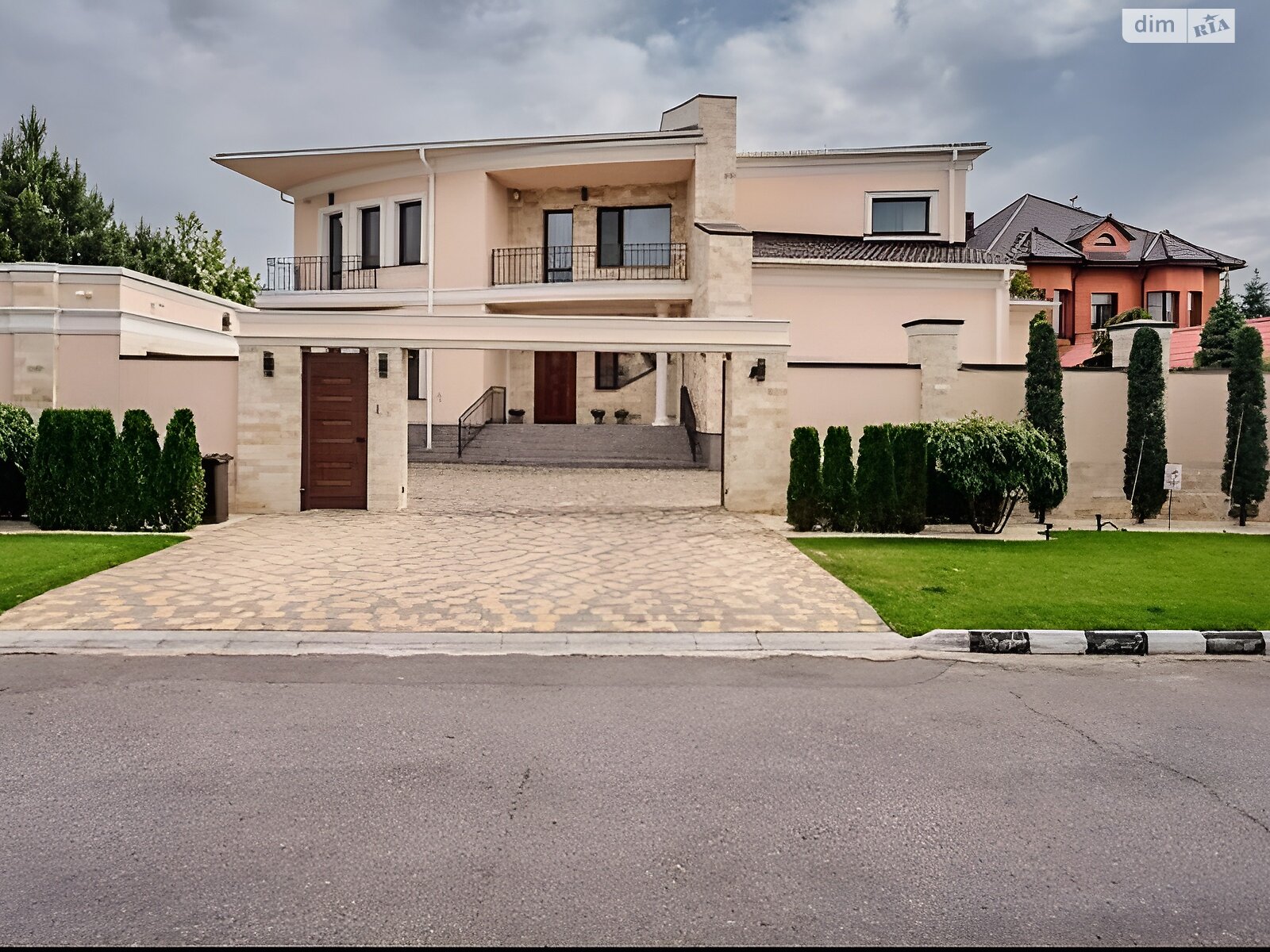 двоповерховий будинок з ремонтом, 585 кв. м, цегла. Продаж в Одесі, район Совіньйон фото 1 двоповерховий будинок з ремонтом, 585 кв. м, цегла. Продаж в Одесі, район Совіньйон фото 1