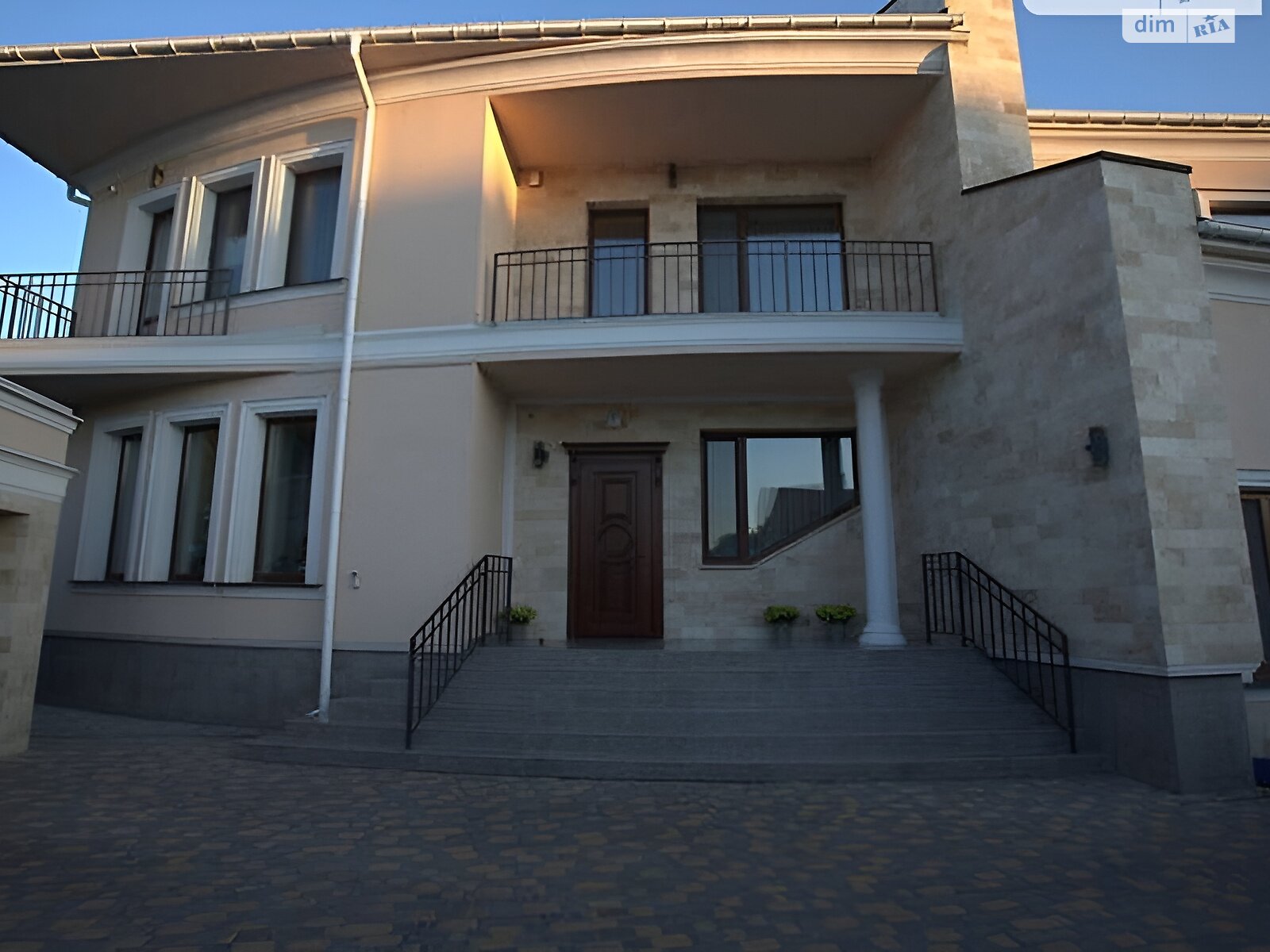 двоповерховий будинок з ремонтом, 585 кв. м, цегла. Продаж в Одесі, район Совіньйон фото 1 двоповерховий будинок з ремонтом, 585 кв. м, цегла. Продаж в Одесі, район Совіньйон фото 1