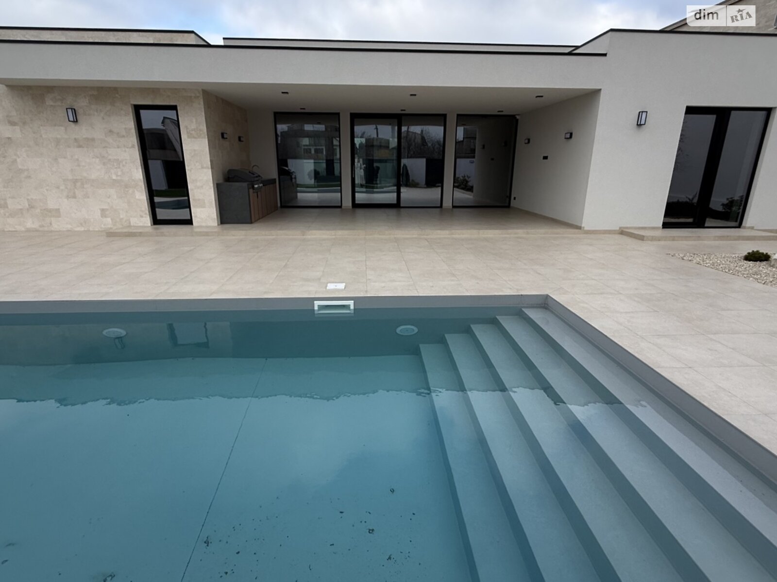 одноэтажный дом с отоплением, 200 кв. м, кирпич. Продажа в Одессе район Совиньон фото 1 одноэтажный дом с отоплением, 200 кв. м, кирпич. Продажа в Одессе район Совиньон фото 1