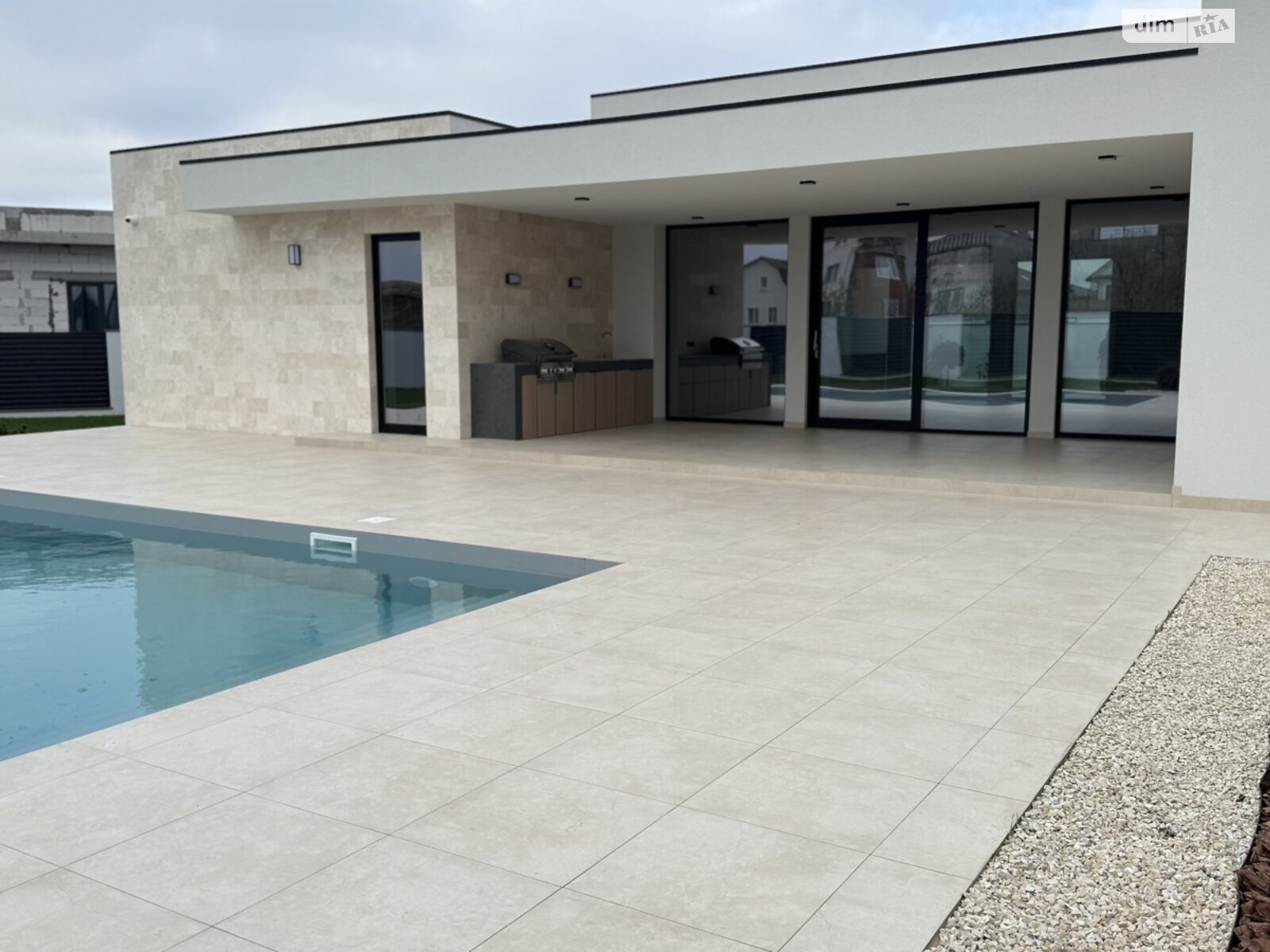 одноэтажный дом с отоплением, 200 кв. м, кирпич. Продажа в Одессе район Совиньон фото 1 одноэтажный дом с отоплением, 200 кв. м, кирпич. Продажа в Одессе район Совиньон фото 1