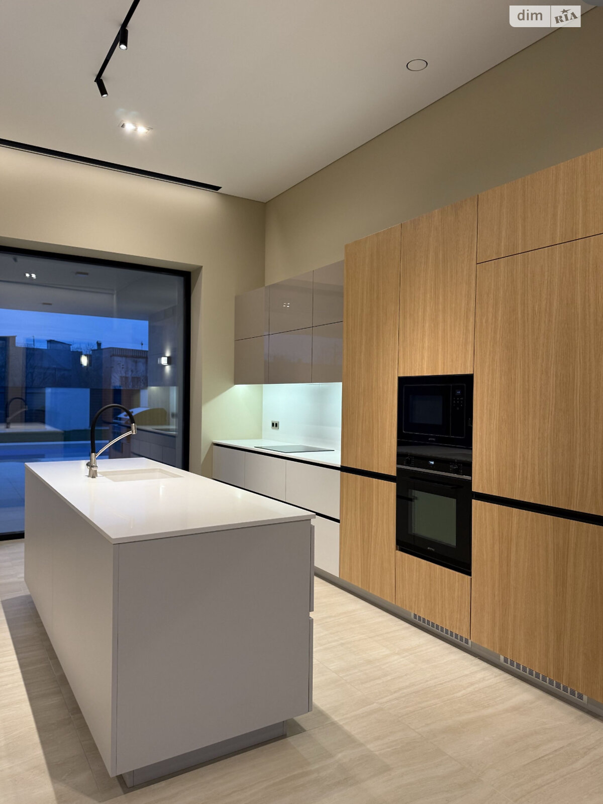 одноэтажный дом с отоплением, 200 кв. м, кирпич. Продажа в Одессе район Совиньон фото 1 одноэтажный дом с отоплением, 200 кв. м, кирпич. Продажа в Одессе район Совиньон фото 1