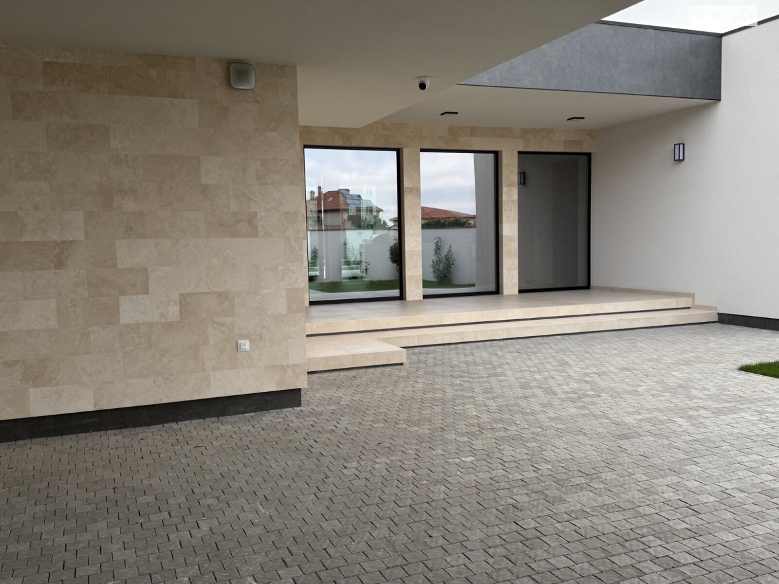 одноэтажный дом с отоплением, 200 кв. м, кирпич. Продажа в Одессе район Совиньон фото 1 одноэтажный дом с отоплением, 200 кв. м, кирпич. Продажа в Одессе район Совиньон фото 1