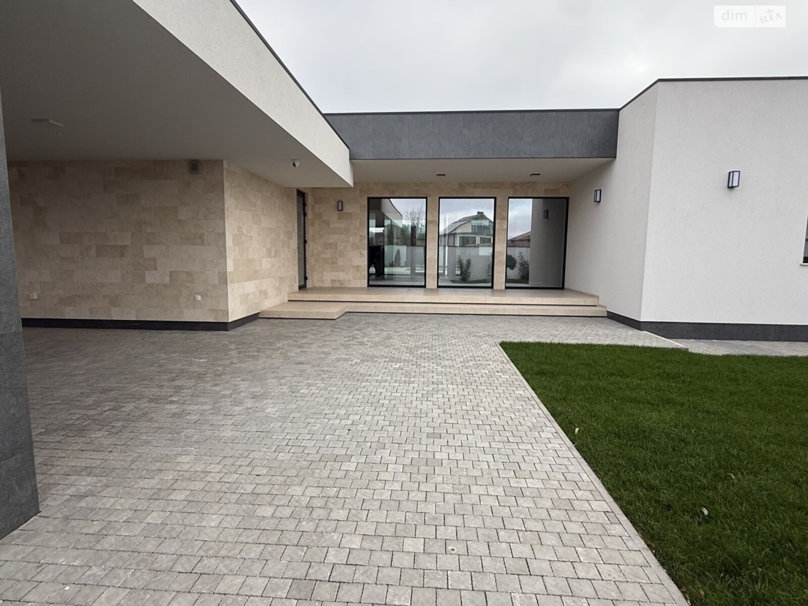 одноэтажный дом с отоплением, 200 кв. м, кирпич. Продажа в Одессе район Совиньон фото 1 одноэтажный дом с отоплением, 200 кв. м, кирпич. Продажа в Одессе район Совиньон фото 1