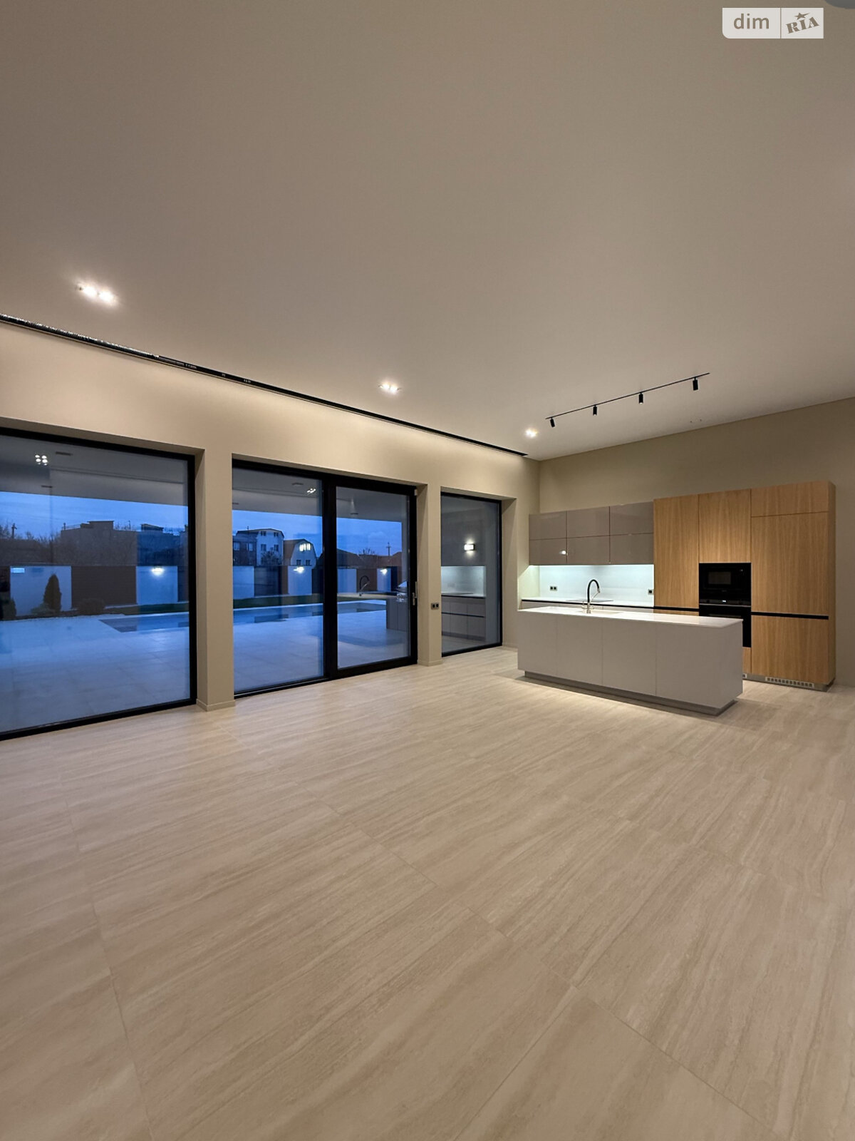 одноэтажный дом с отоплением, 200 кв. м, кирпич. Продажа в Одессе район Совиньон фото 1 одноэтажный дом с отоплением, 200 кв. м, кирпич. Продажа в Одессе район Совиньон фото 1