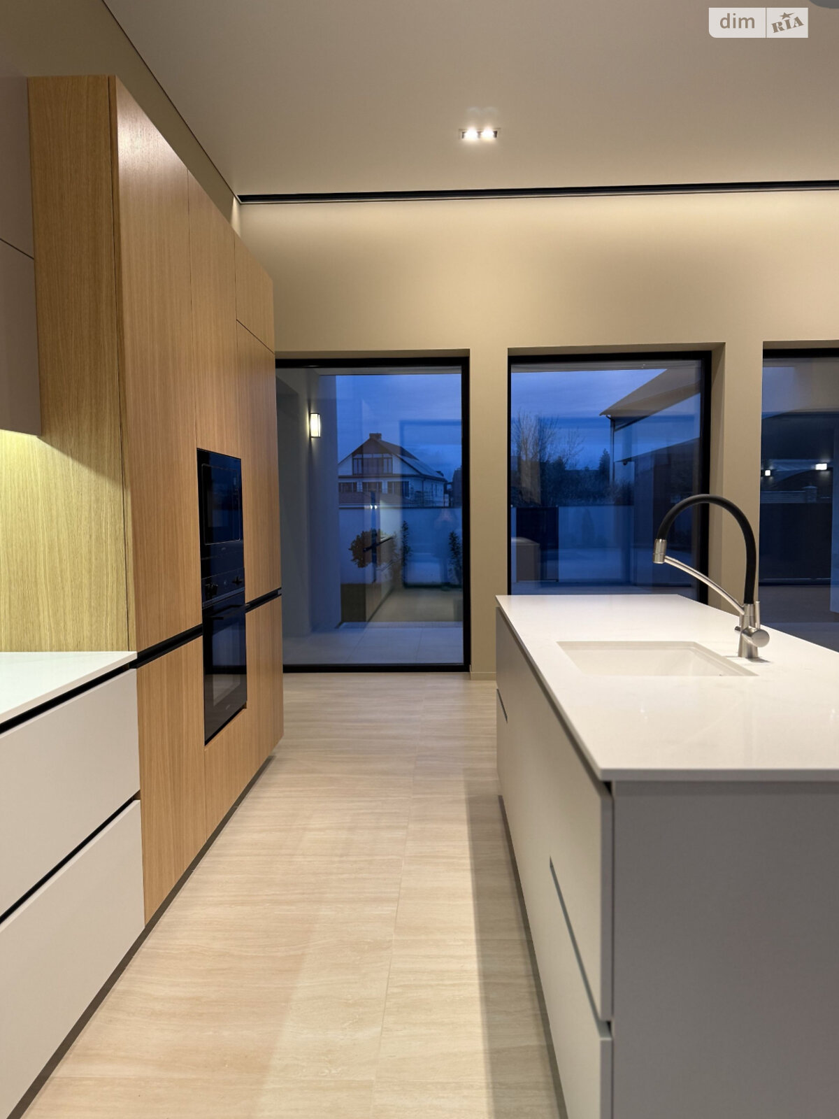 одноэтажный дом с отоплением, 200 кв. м, кирпич. Продажа в Одессе район Совиньон фото 1 одноэтажный дом с отоплением, 200 кв. м, кирпич. Продажа в Одессе район Совиньон фото 1