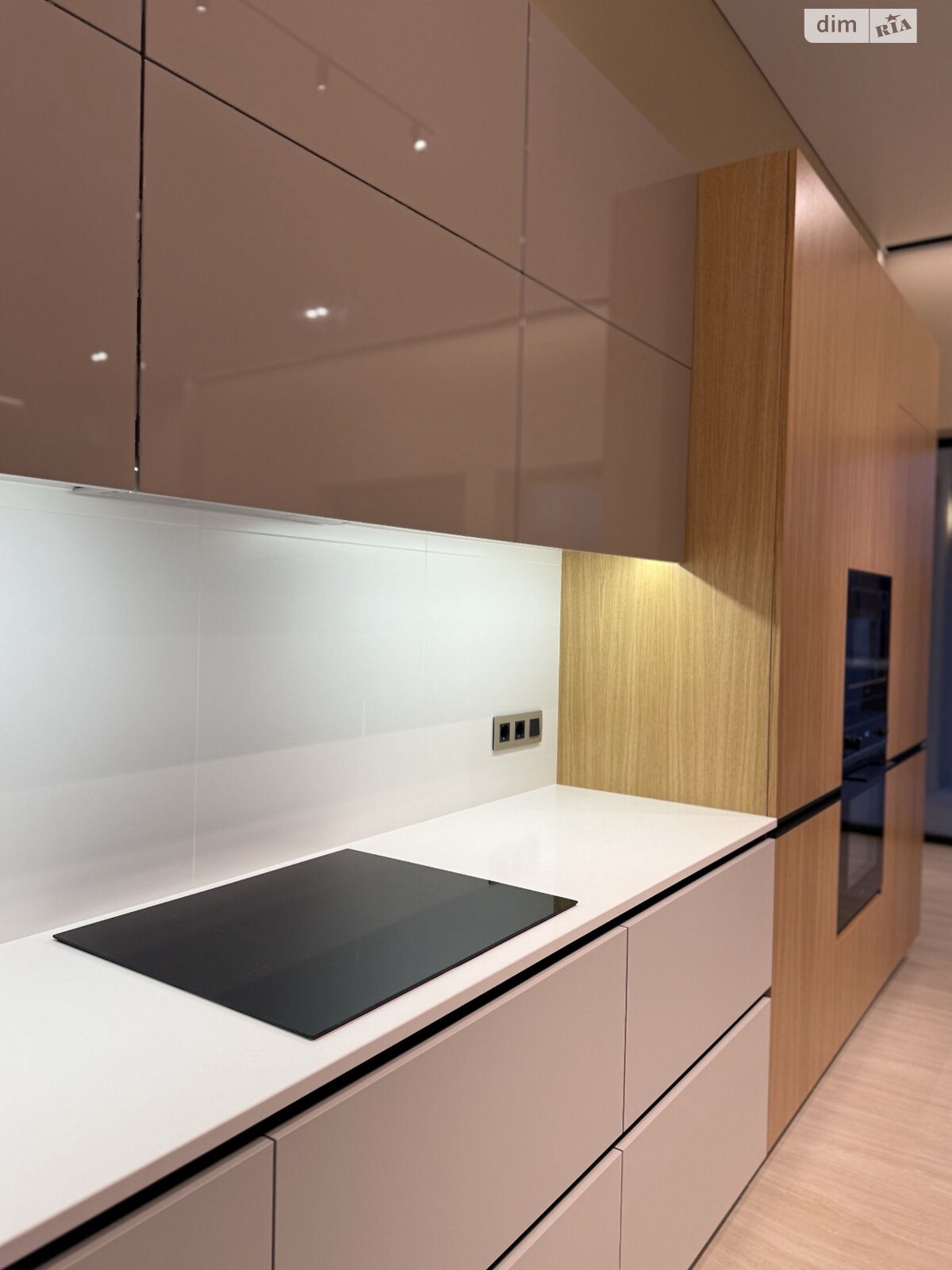 одноэтажный дом с отоплением, 200 кв. м, кирпич. Продажа в Одессе район Совиньон фото 1 одноэтажный дом с отоплением, 200 кв. м, кирпич. Продажа в Одессе район Совиньон фото 1