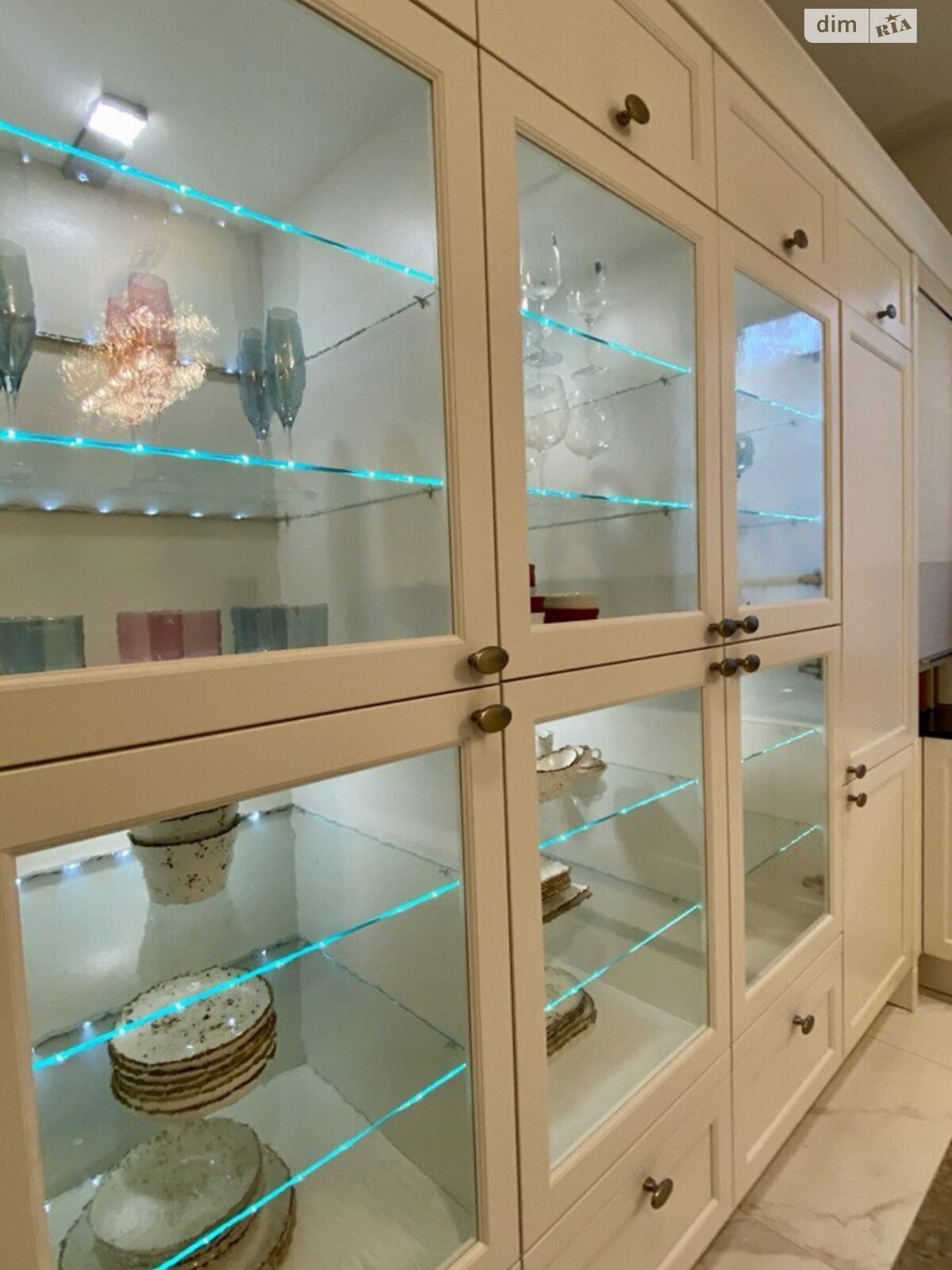 трехэтажный дом с верандой, 600 кв. м, кирпич. Продажа в Одессе район Средний Фонтан фото 1 трехэтажный дом с верандой, 600 кв. м, кирпич. Продажа в Одессе район Средний Фонтан фото 1