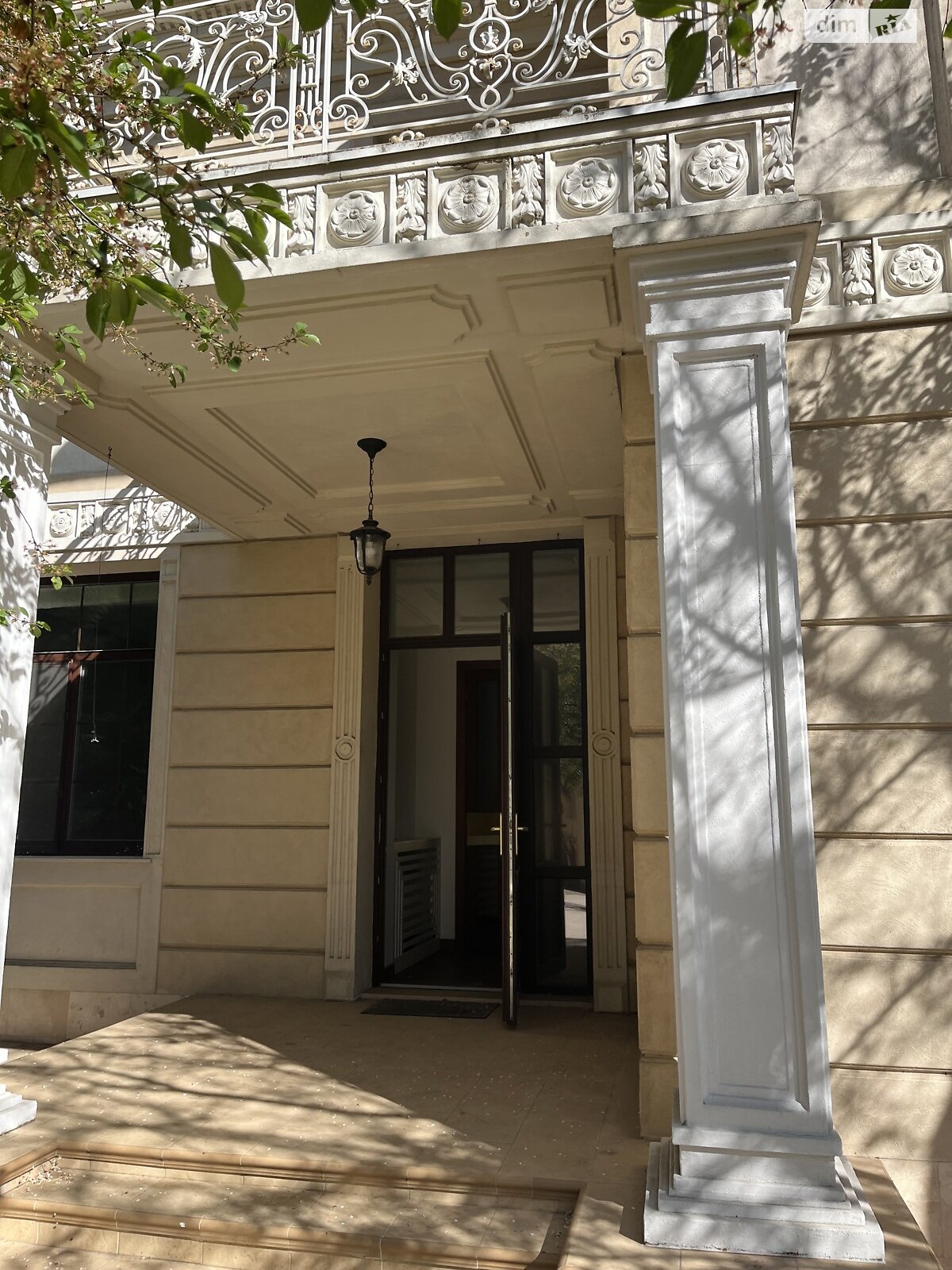 двухэтажный дом с гаражом, 220 кв. м, кирпич. Продажа в Одессе район Вузовский фото 1 двухэтажный дом с гаражом, 220 кв. м, кирпич. Продажа в Одессе район Вузовский фото 1