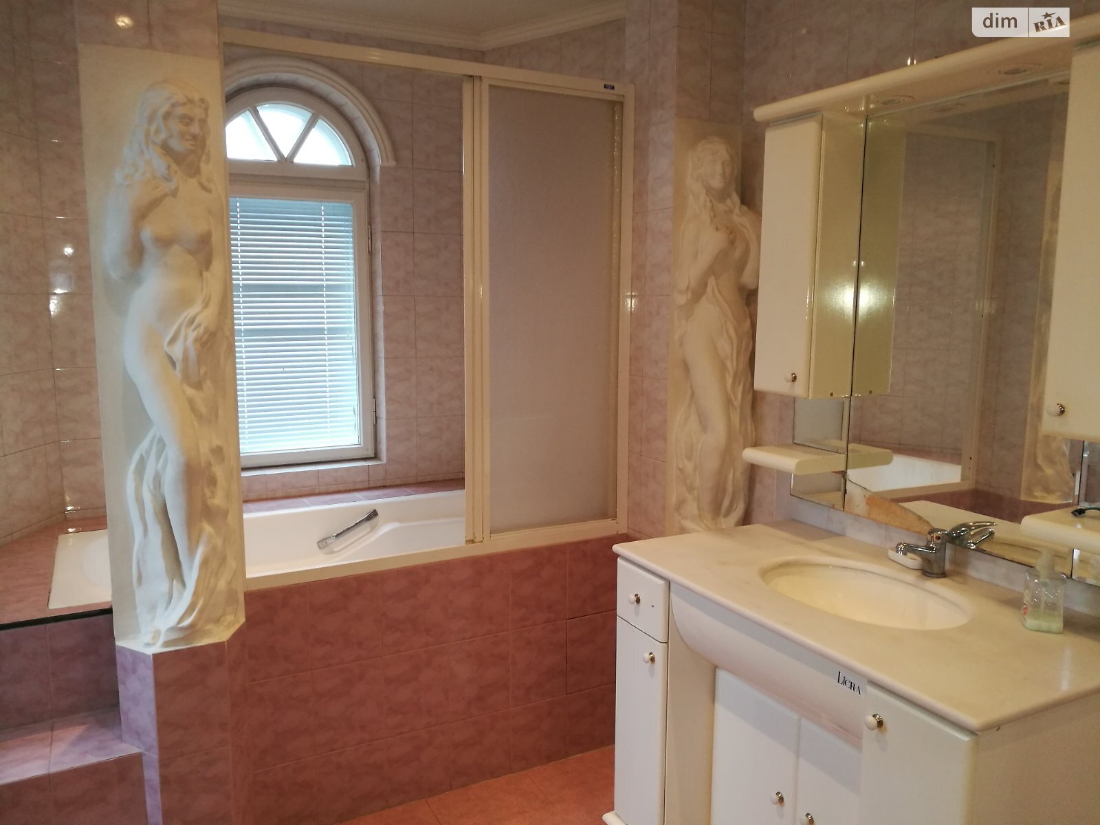 трехэтажный дом с гаражом, 396.6 кв. м, ракушечник (ракушняк). Продажа в Одессе район Золотая Горка фото 1