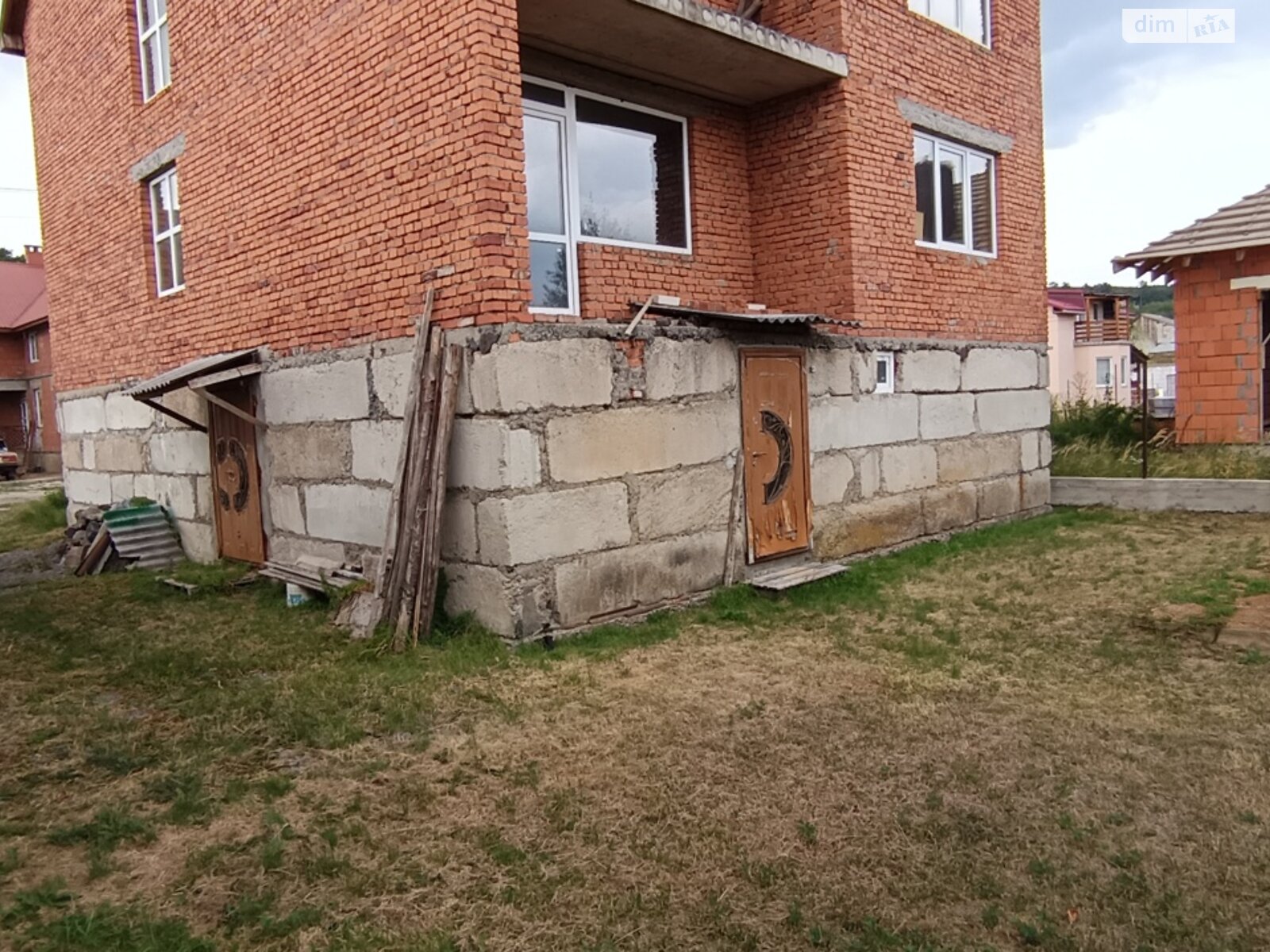 трехэтажный дом, 300 кв. м, кирпич. Продажа в Оноковцы фото 1 трехэтажный дом, 300 кв. м, кирпич. Продажа в Оноковцы фото 1