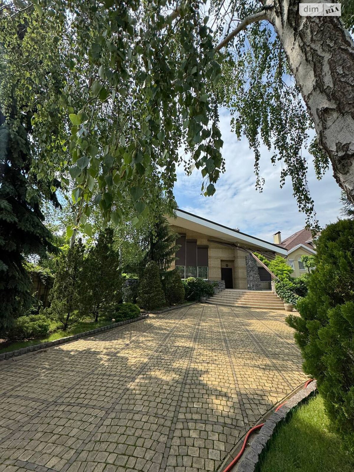двухэтажный дом с гаражом, 465 кв. м, кирпич. Продажа в Орловщине фото 1 двухэтажный дом с гаражом, 465 кв. м, кирпич. Продажа в Орловщине фото 1