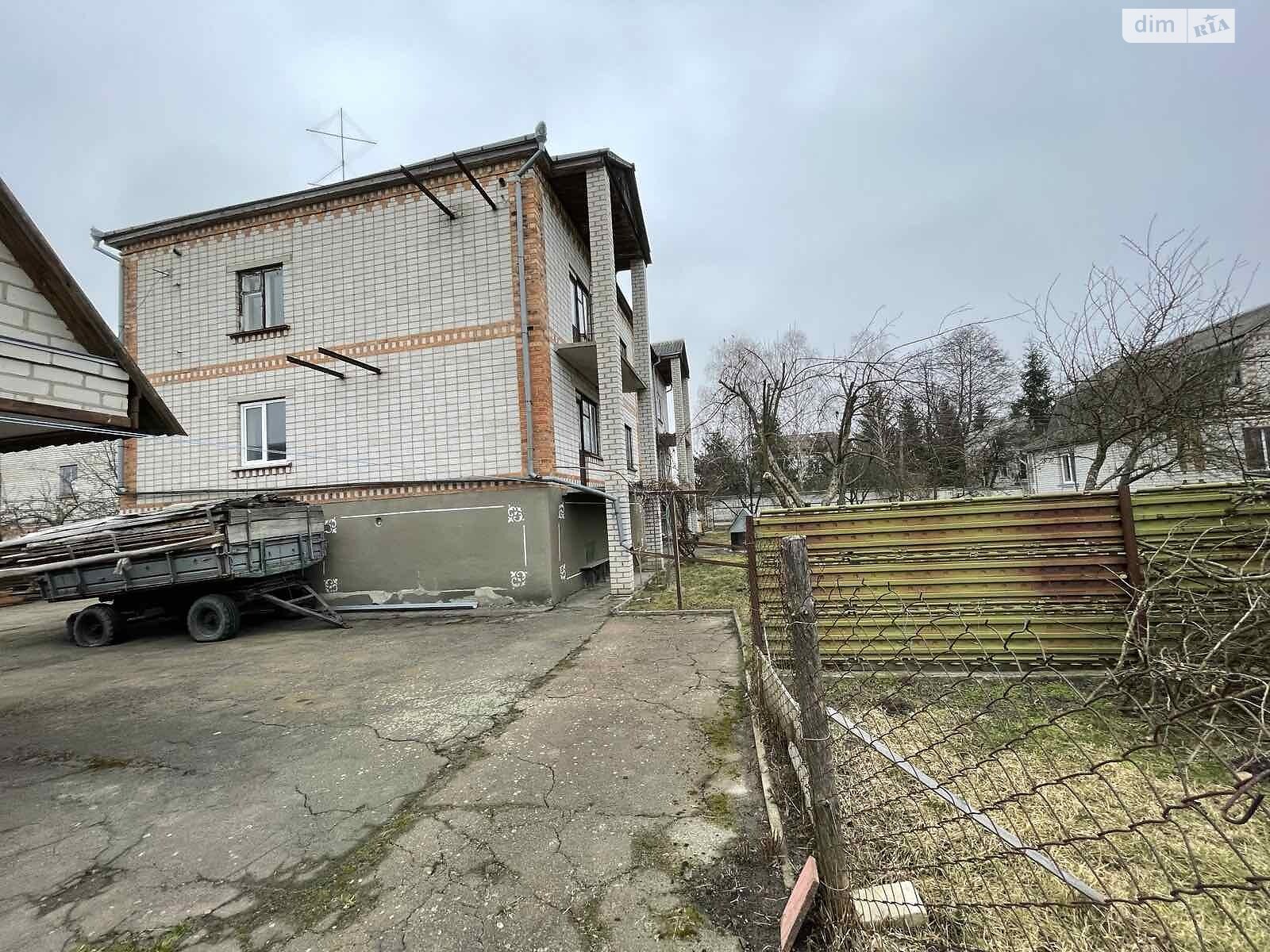 трехэтажный дом с гаражом, 510 кв. м, кирпич. Продажа в Перлявке фото 1 трехэтажный дом с гаражом, 510 кв. м, кирпич. Продажа в Перлявке фото 1