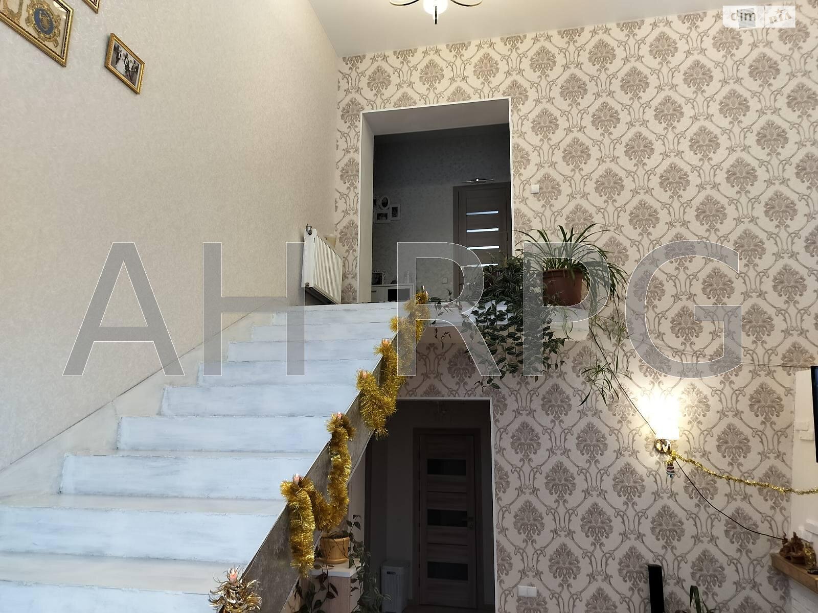 двухэтажный дом с балконом, 333.6 кв. м, кирпич. Продажа в Петрушках фото 1