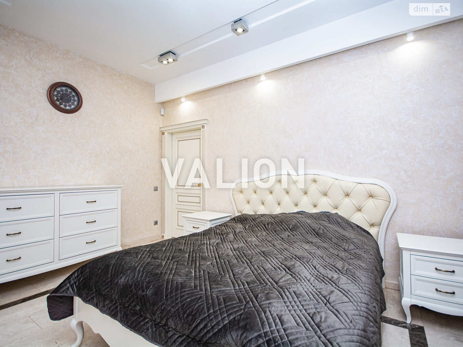 двухэтажный дом с верандой, 447 кв. м, кирпич. Продажа в Петрушках фото 1 двухэтажный дом с верандой, 447 кв. м, кирпич. Продажа в Петрушках фото 1