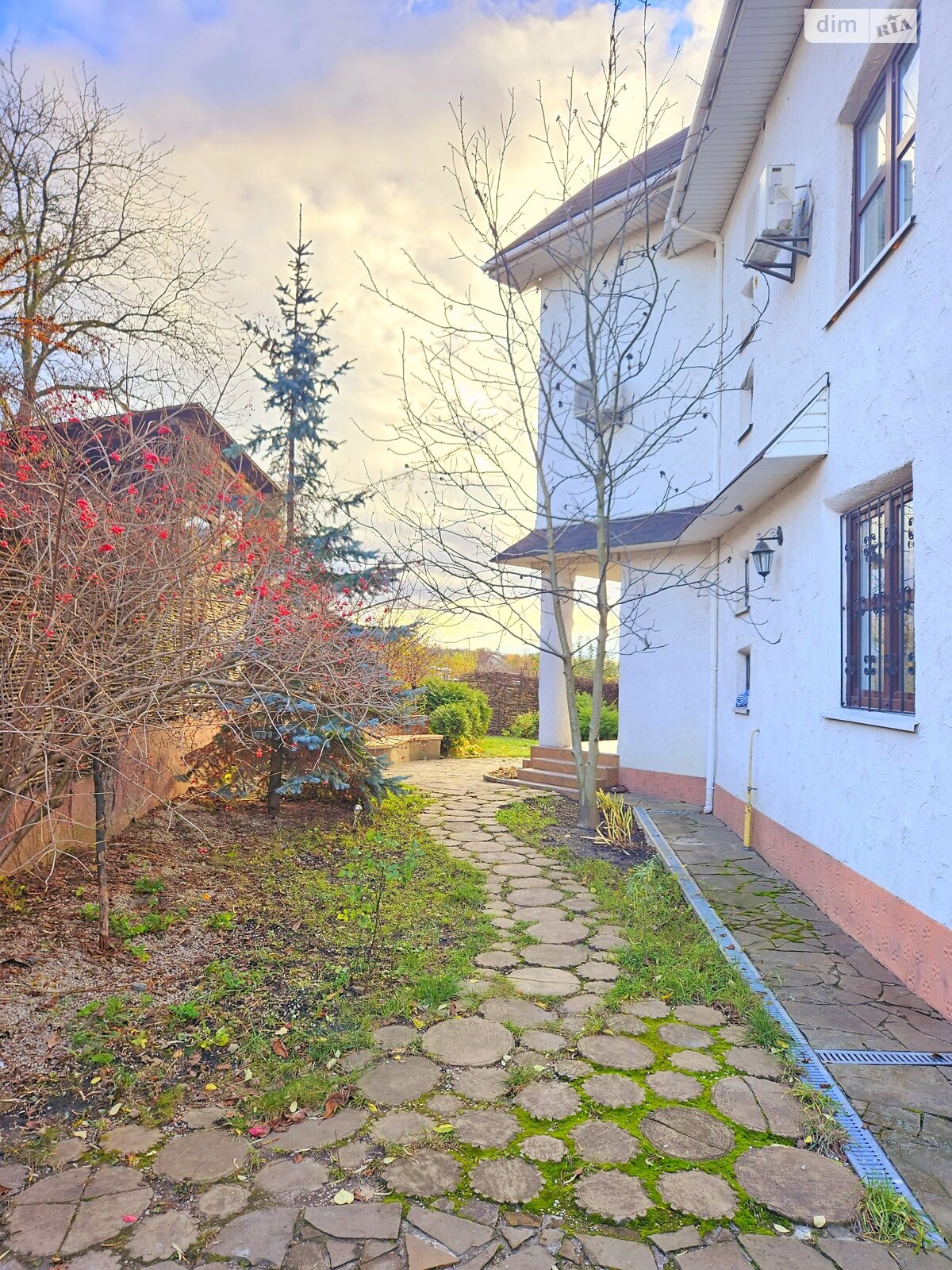триповерховий будинок з балконом, 285 кв. м, кирпич. Продаж у Петрушках фото 1 триповерховий будинок з балконом, 285 кв. м, кирпич. Продаж у Петрушках фото 1