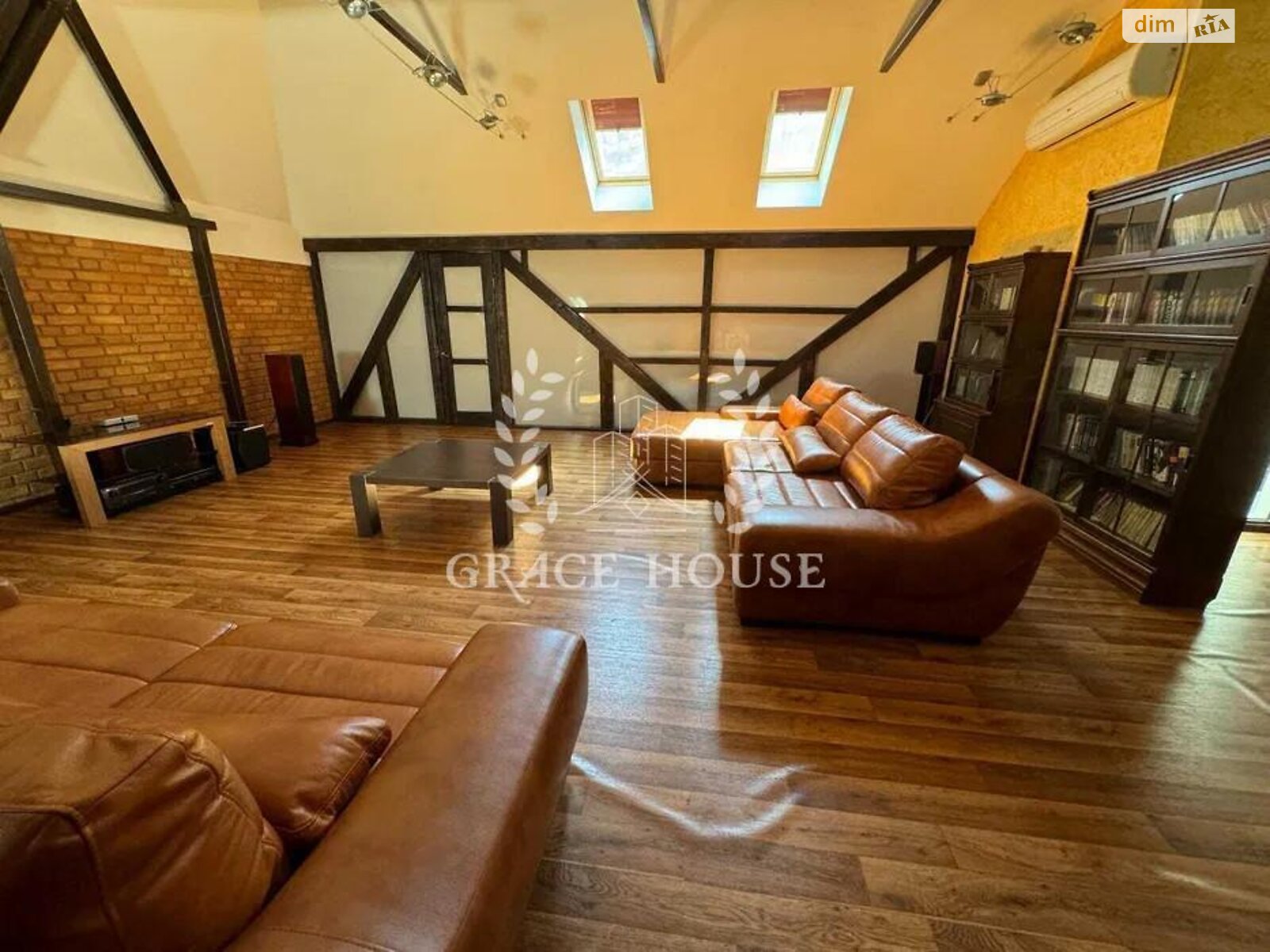 двоповерховий будинок з гаражем, 350 кв. м, цегла. Продаж у Плютах фото 1