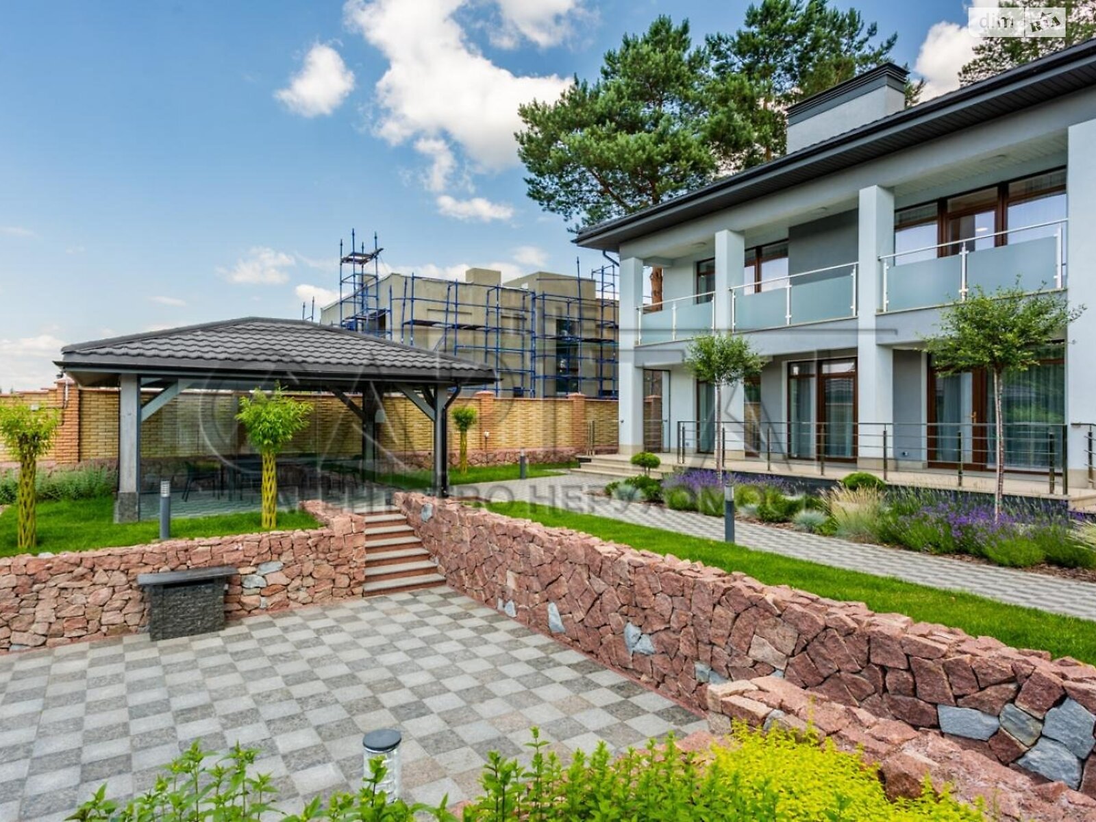 двухэтажный дом с ремонтом, 250 кв. м, кирпич. Продажа в Плютах фото 1 двухэтажный дом с ремонтом, 250 кв. м, кирпич. Продажа в Плютах фото 1