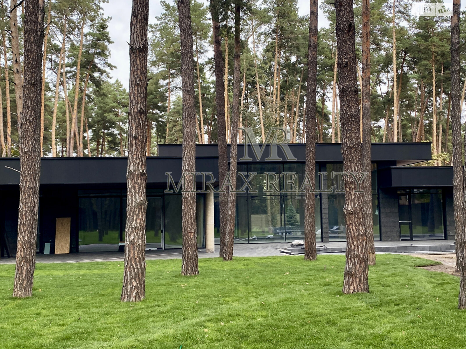 одноэтажный дом с ремонтом, 450 кв. м, кирпич. Продажа в Плютах фото 1 одноэтажный дом с ремонтом, 450 кв. м, кирпич. Продажа в Плютах фото 1