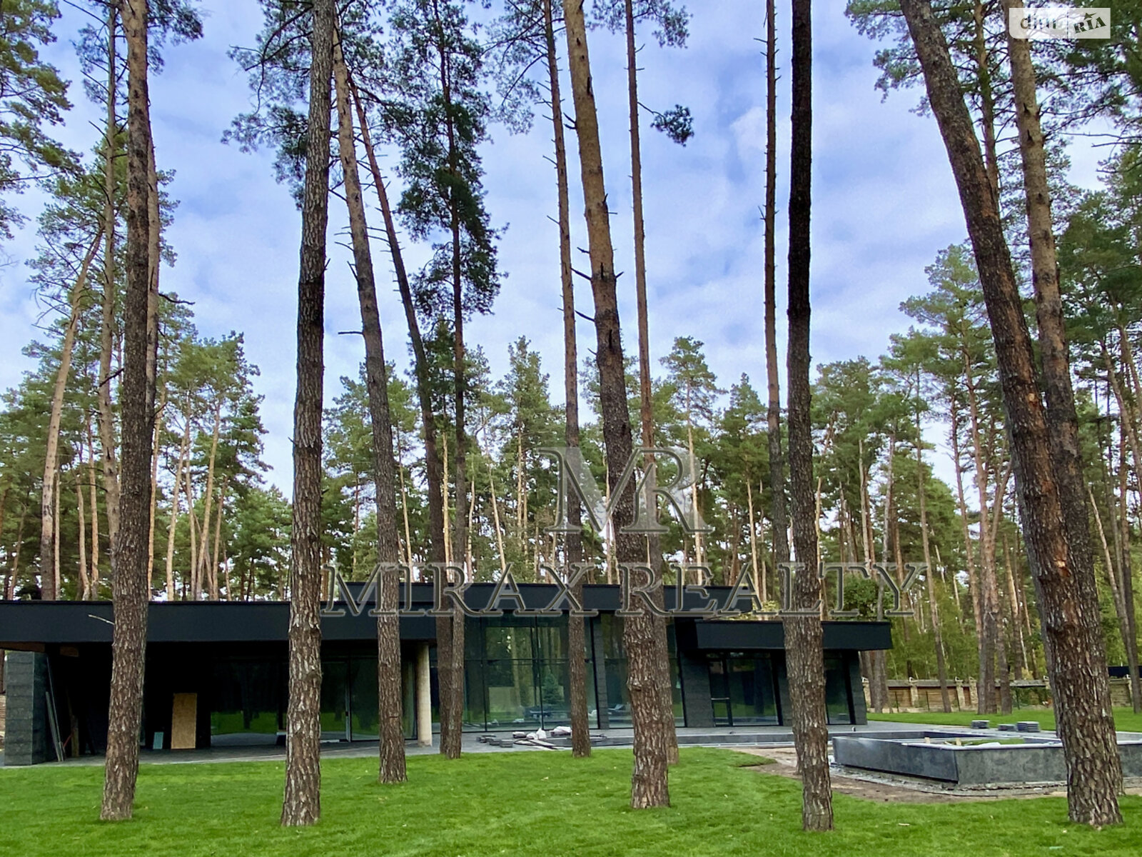 одноэтажный дом с ремонтом, 450 кв. м, кирпич. Продажа в Плютах фото 1 одноэтажный дом с ремонтом, 450 кв. м, кирпич. Продажа в Плютах фото 1